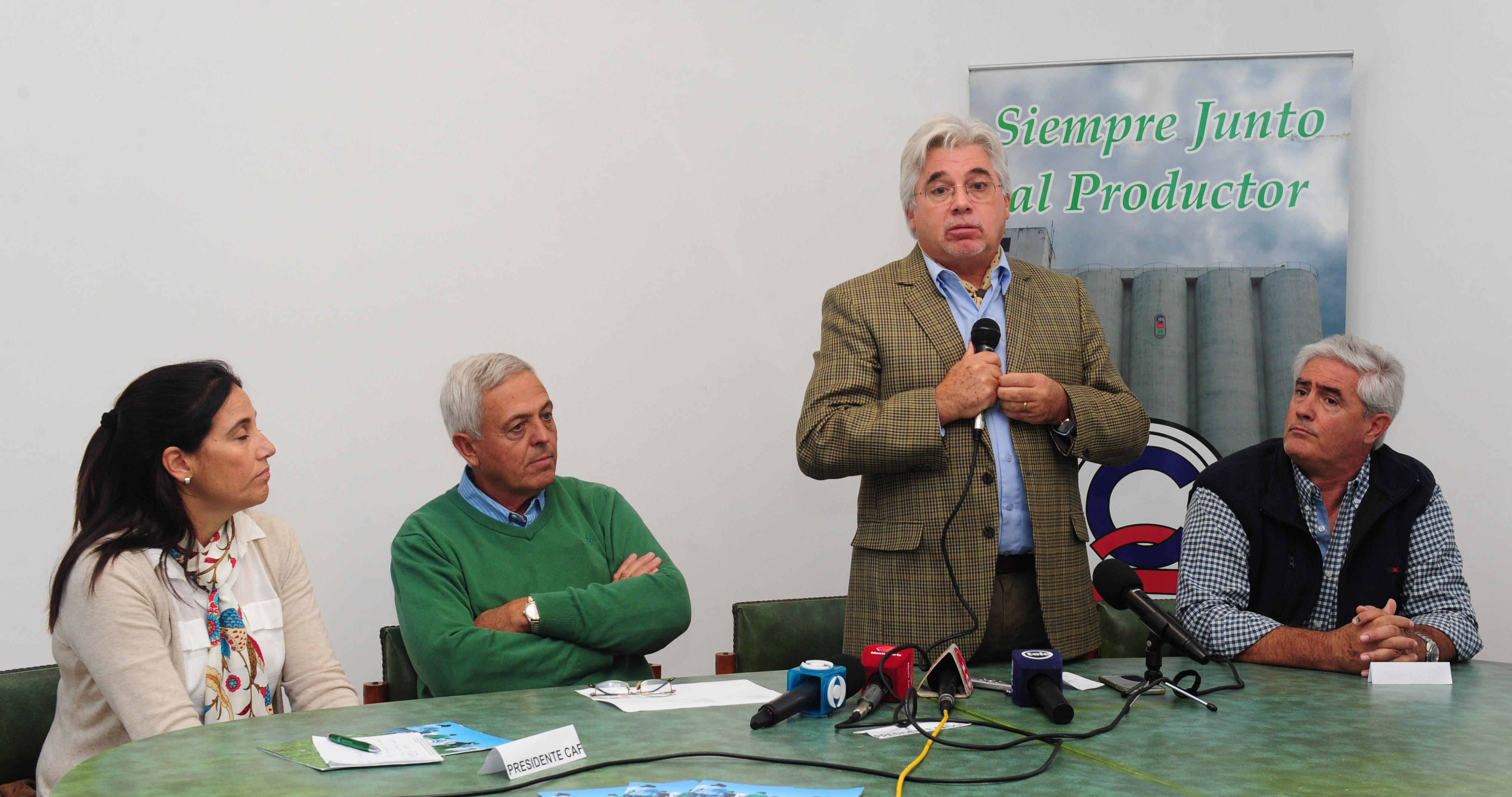 Ministro Tabaré Aguerre se dirige a los presentes