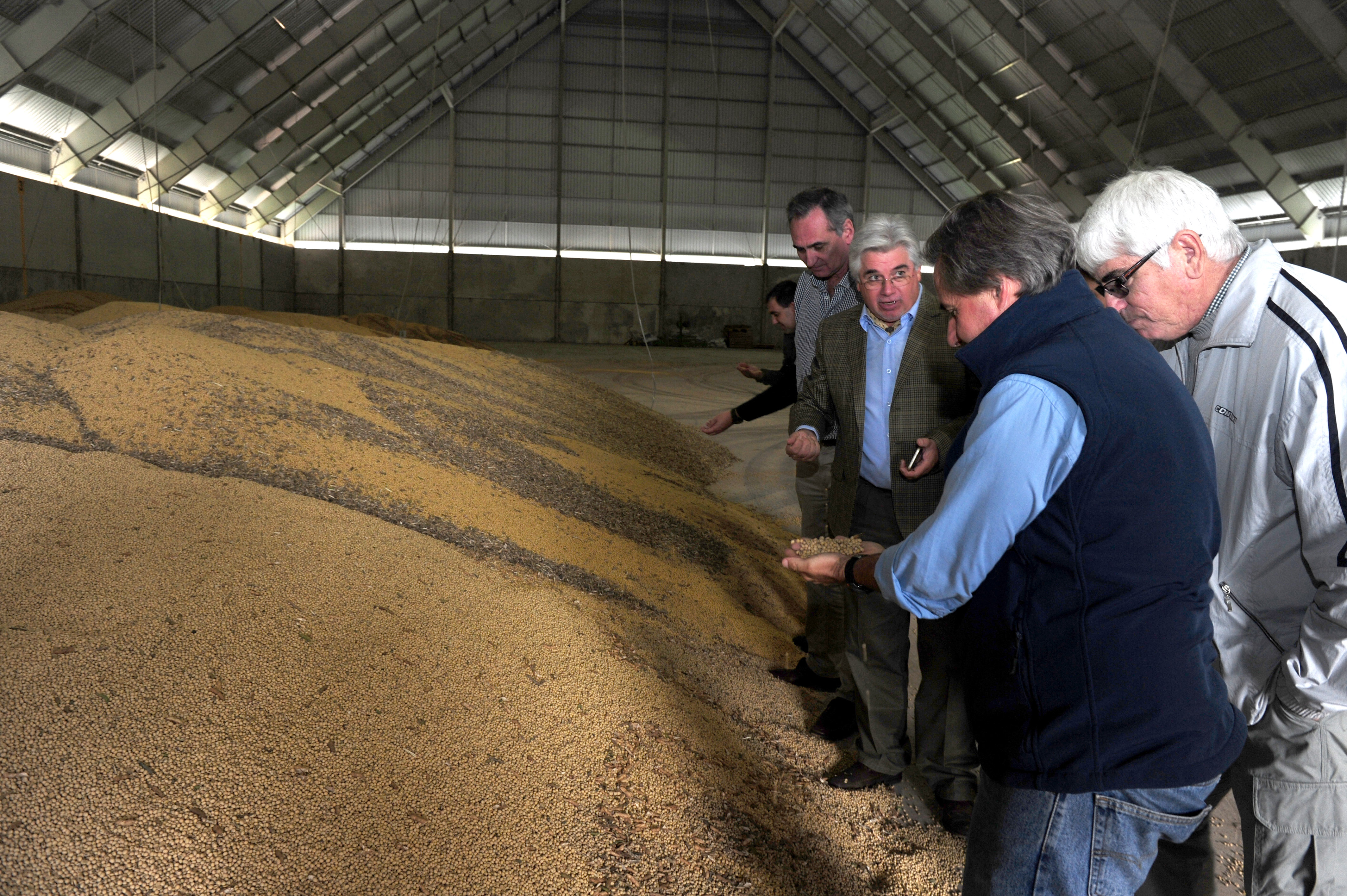 Ministro Tabaré Aguerre, en instalaciones de la Cooperativa Agraria de Dolores