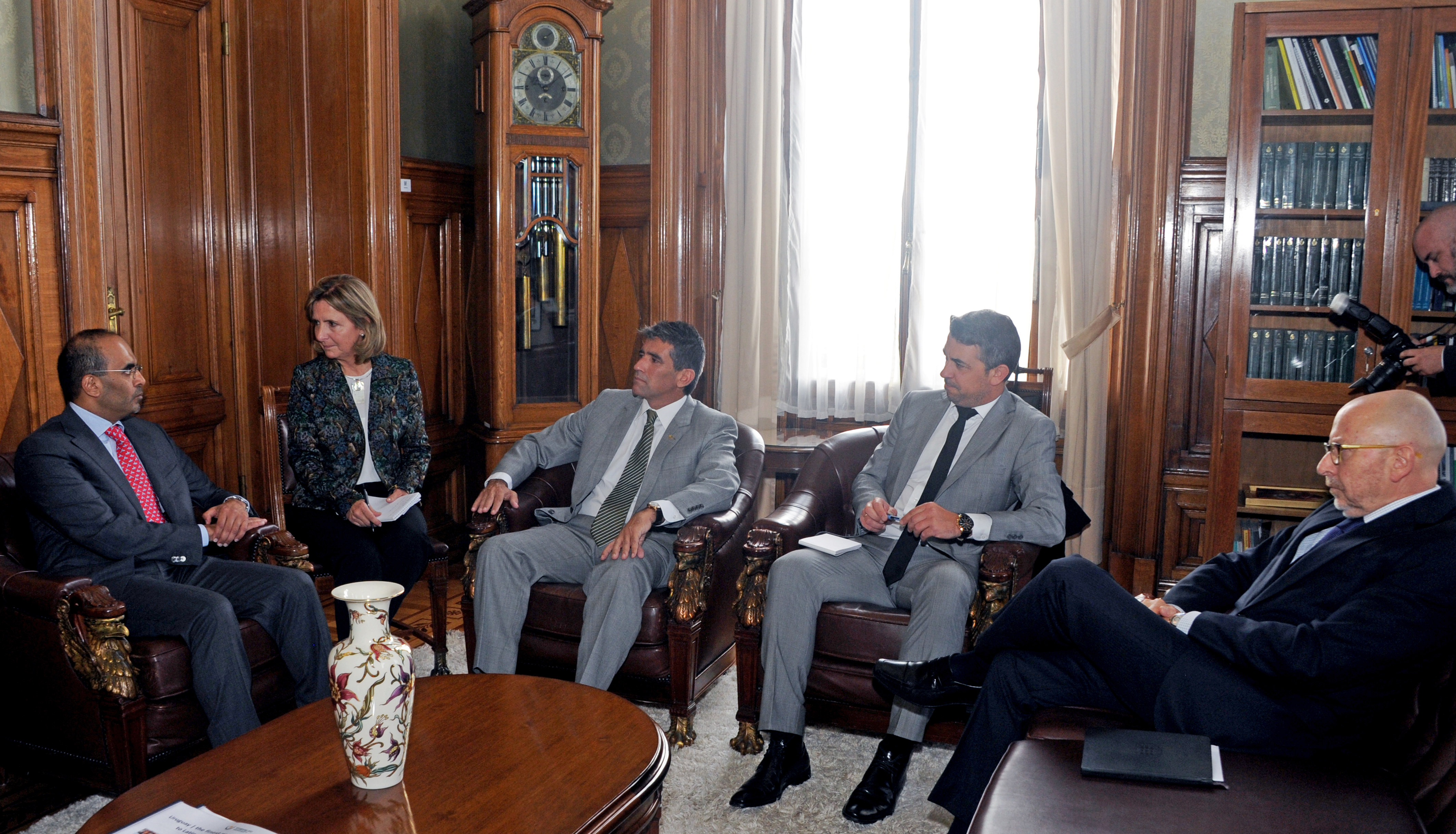 Vicepresidente Raúl Sendic, con representantes de la Cámara de Comercio e Industria de Dubái