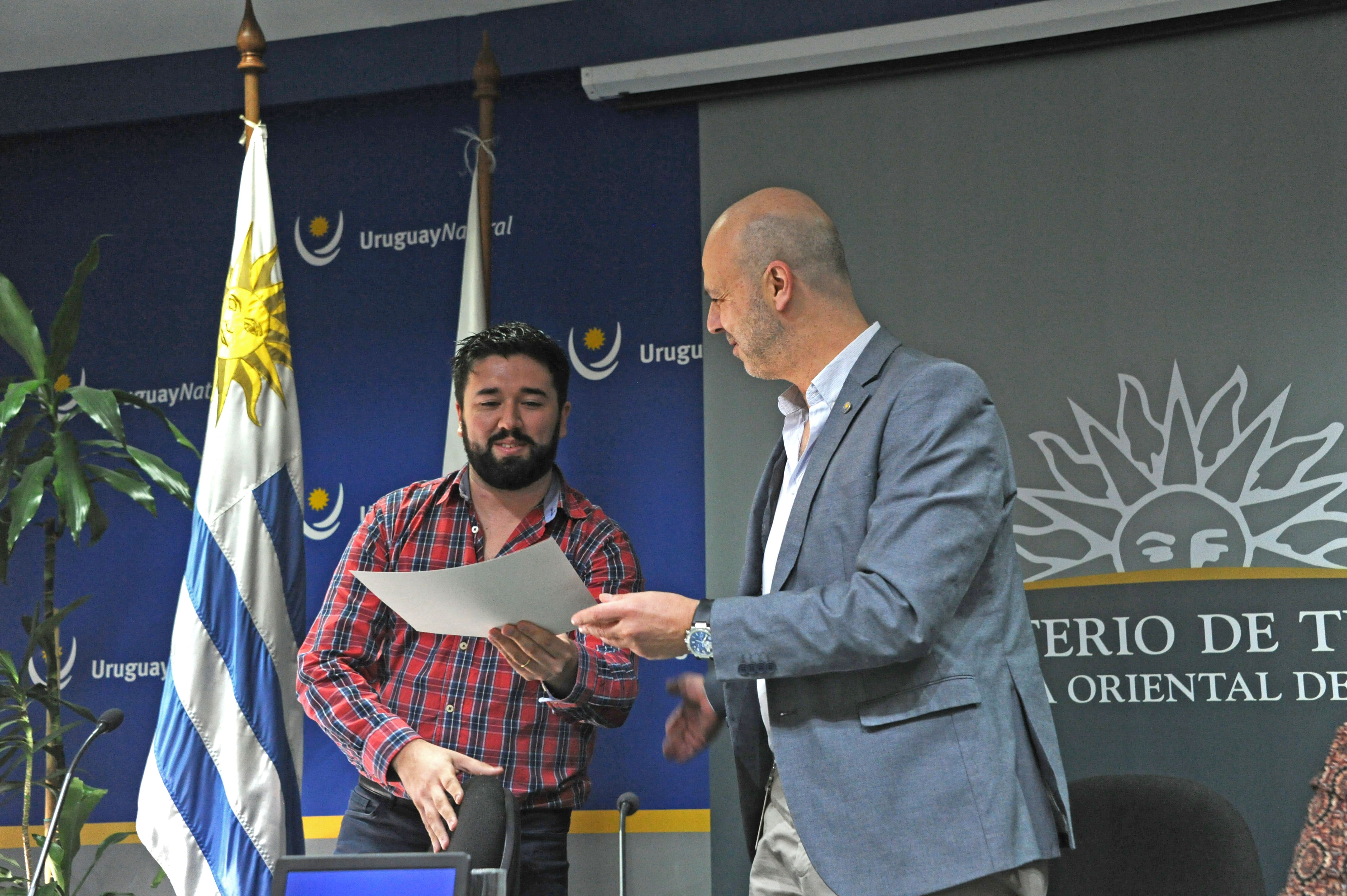 Antonio Carámbula hace entrega de la licencia para uso de marca país