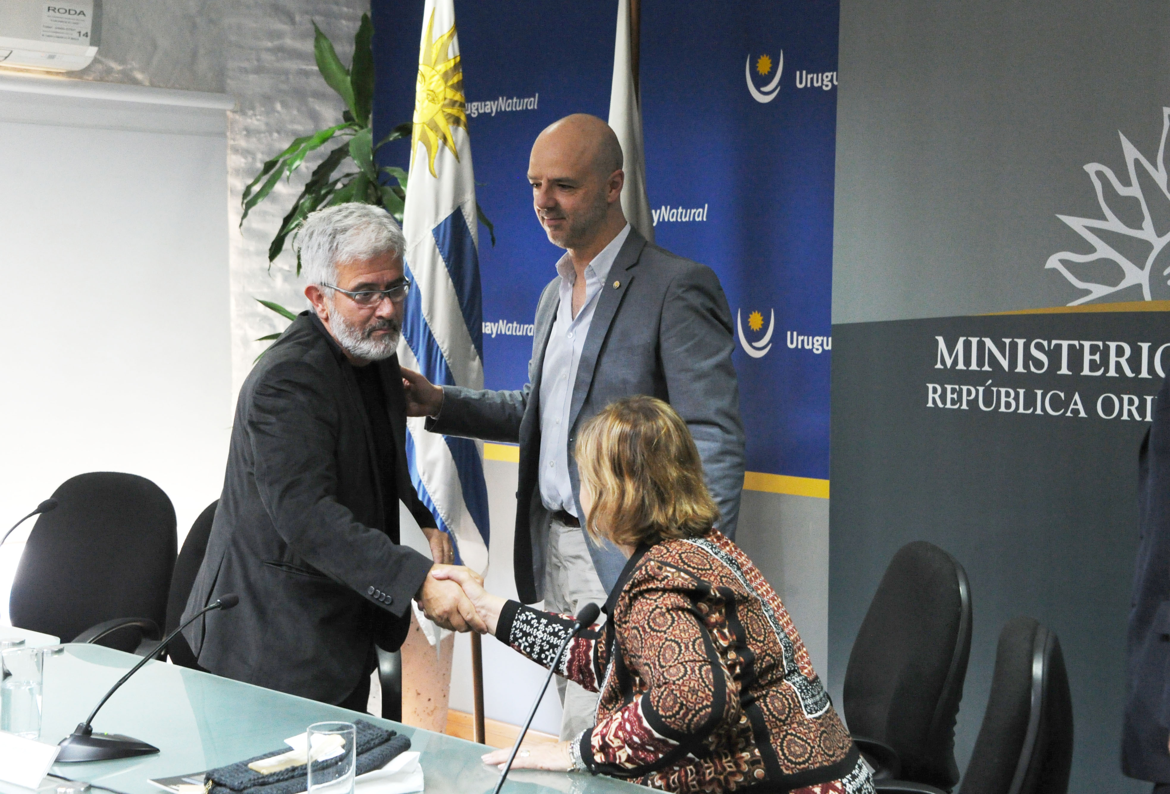 Antonio Carámbula y Liliam Kechichian hacen entrega de la licencia para uso de marca país