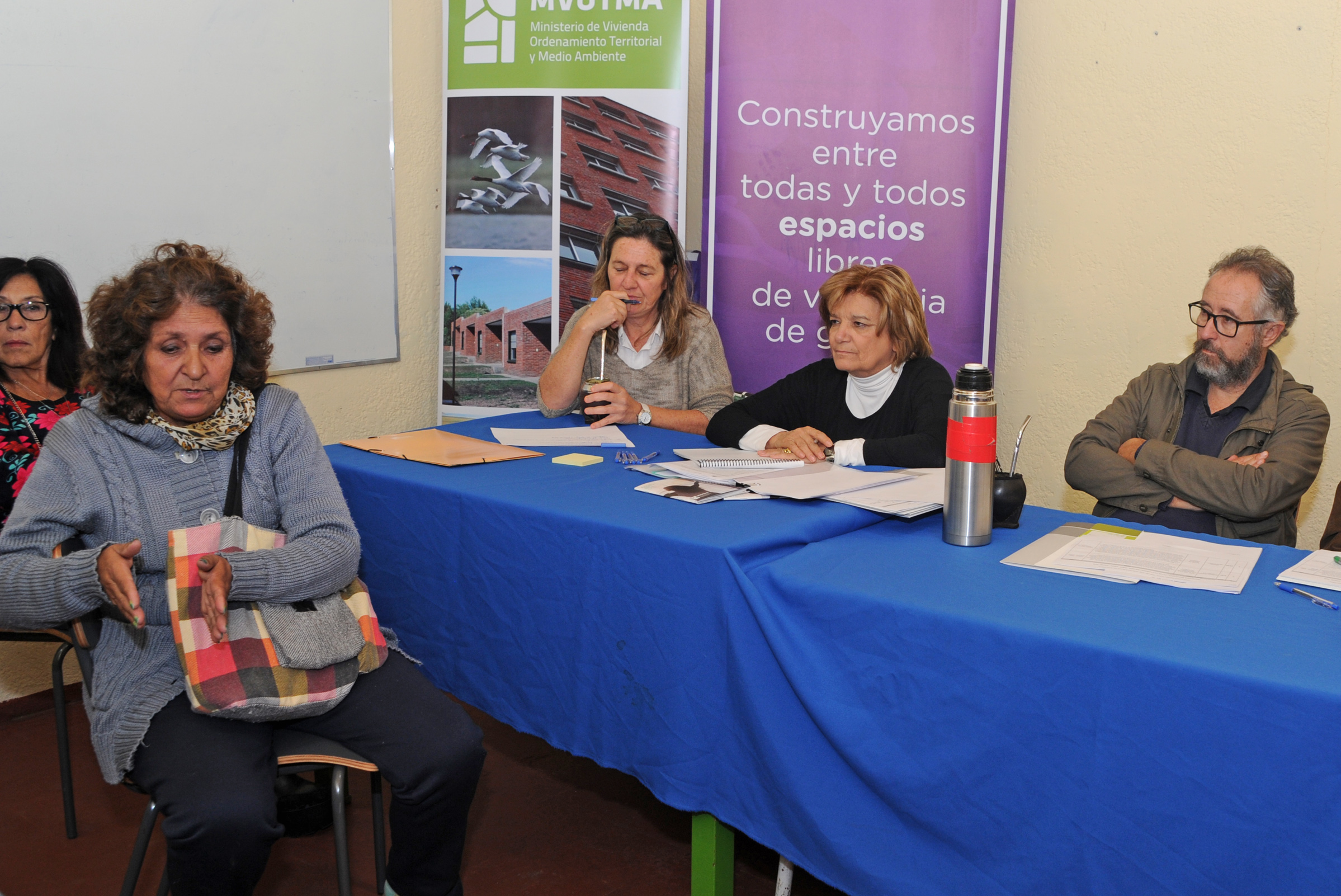 Reunión de ministra Eneida de León con vecinos