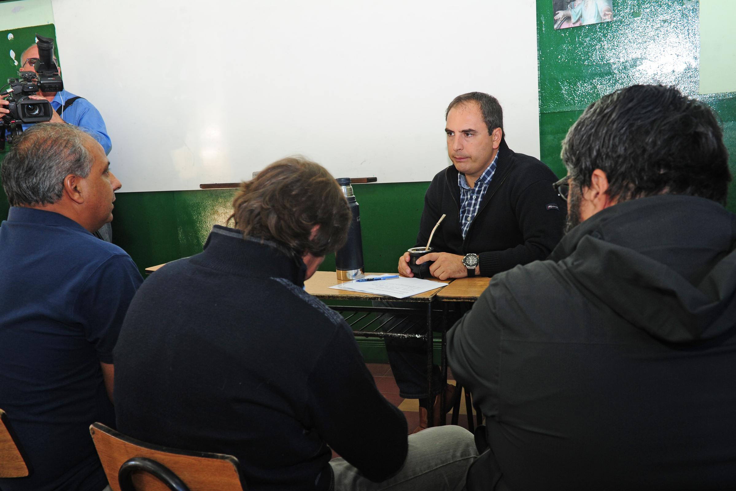 Pablo Ferreri reunido con vecinos de la zona