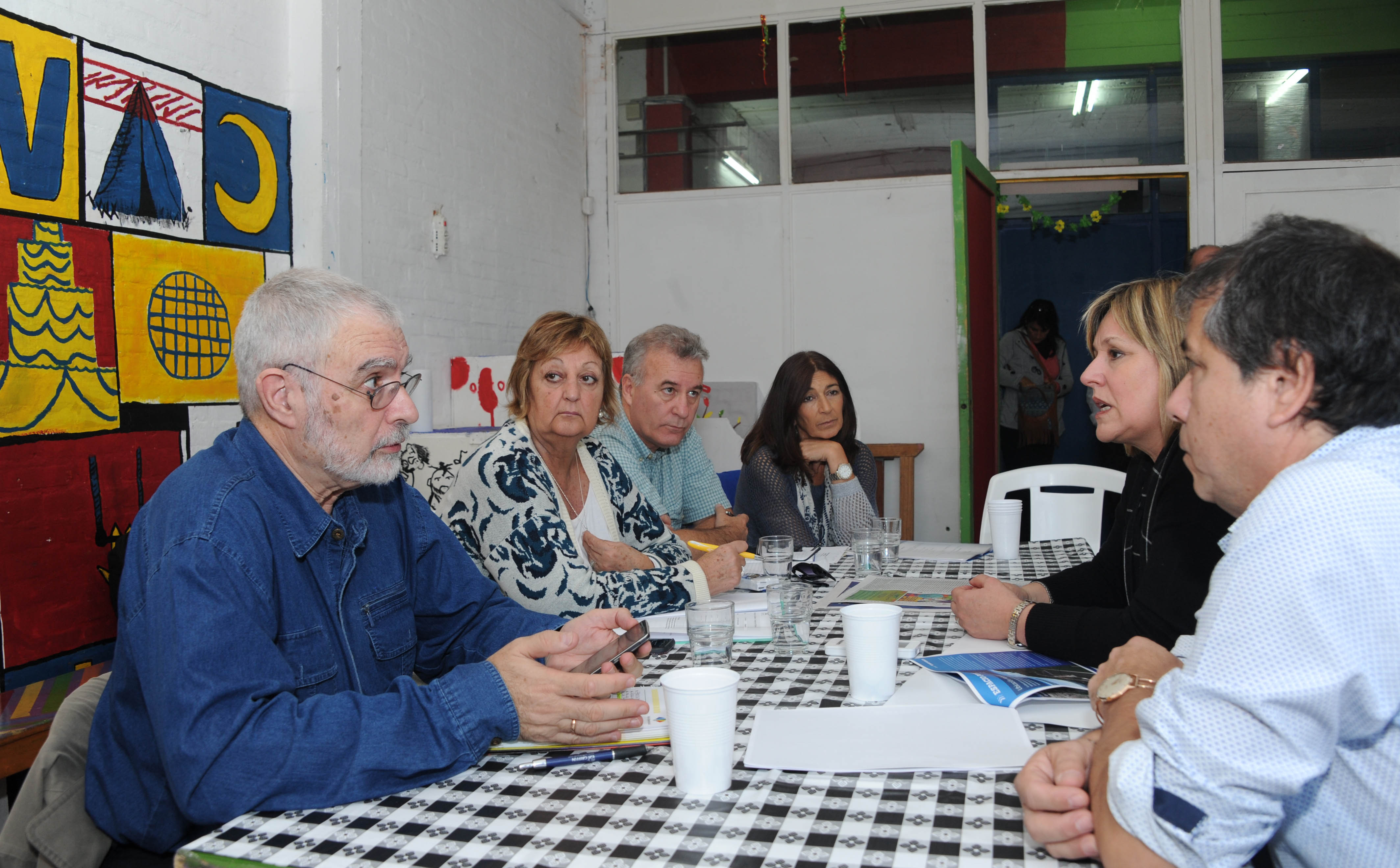 La ministra de Turismo Liliam Kechichian junto con el subsecretario, Benjamín Liberoff, se reunieron con vecinos de la zona