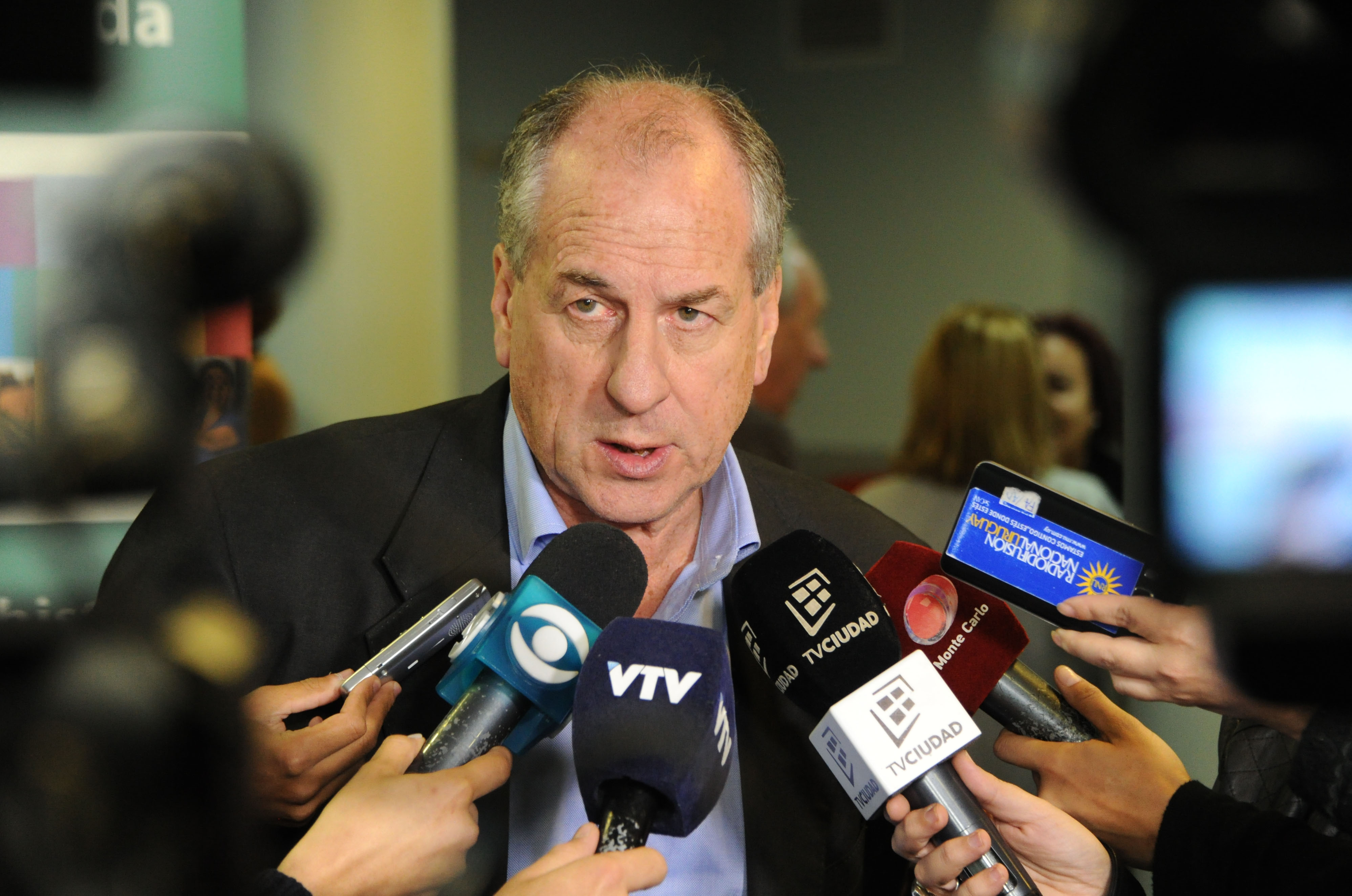 Ministro Ernesto Murro dialoga con la prensa