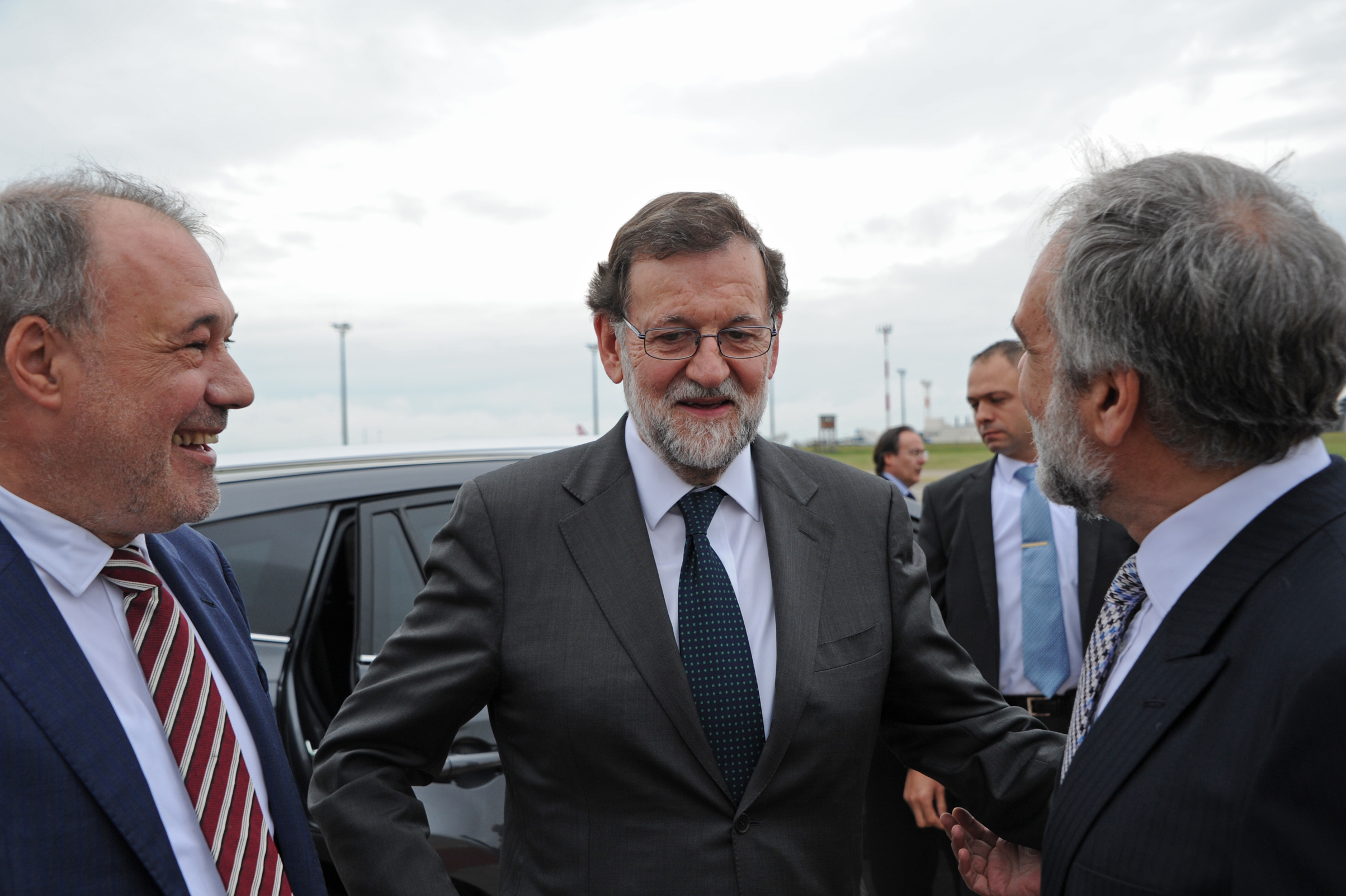 Subsecretario José Luis Cancela, junto al presidente del Gobierno español, Mariano Rajoy, y al embajador de España en Uruguay, Roberto Varela