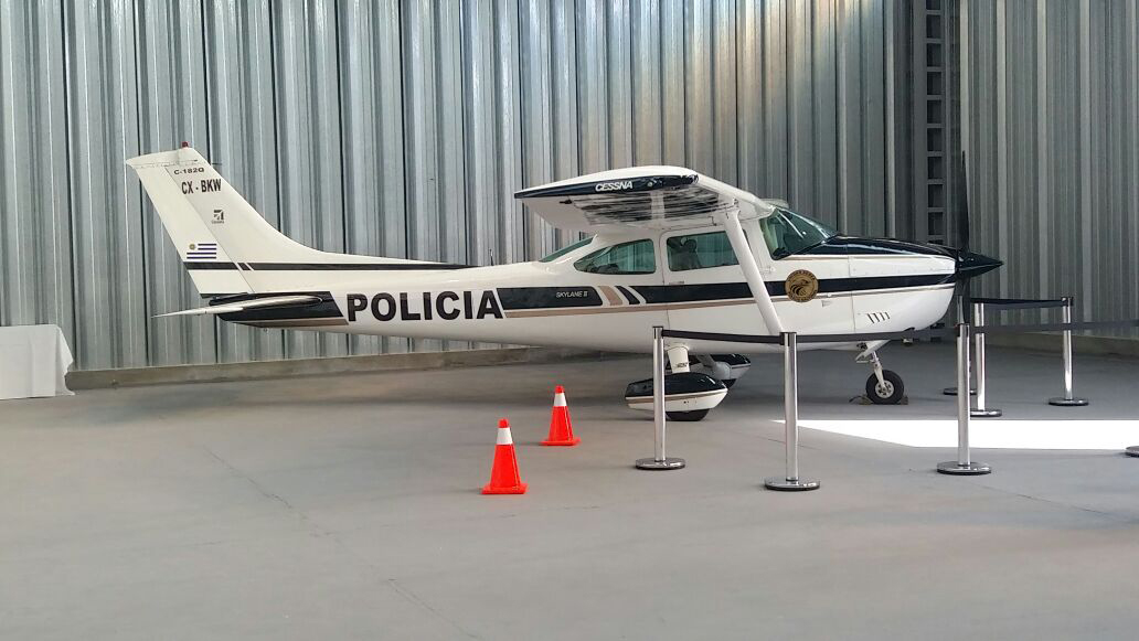 Hangar de la Unidad Aérea de Policía Nacional en aeropuerto de Carrasco