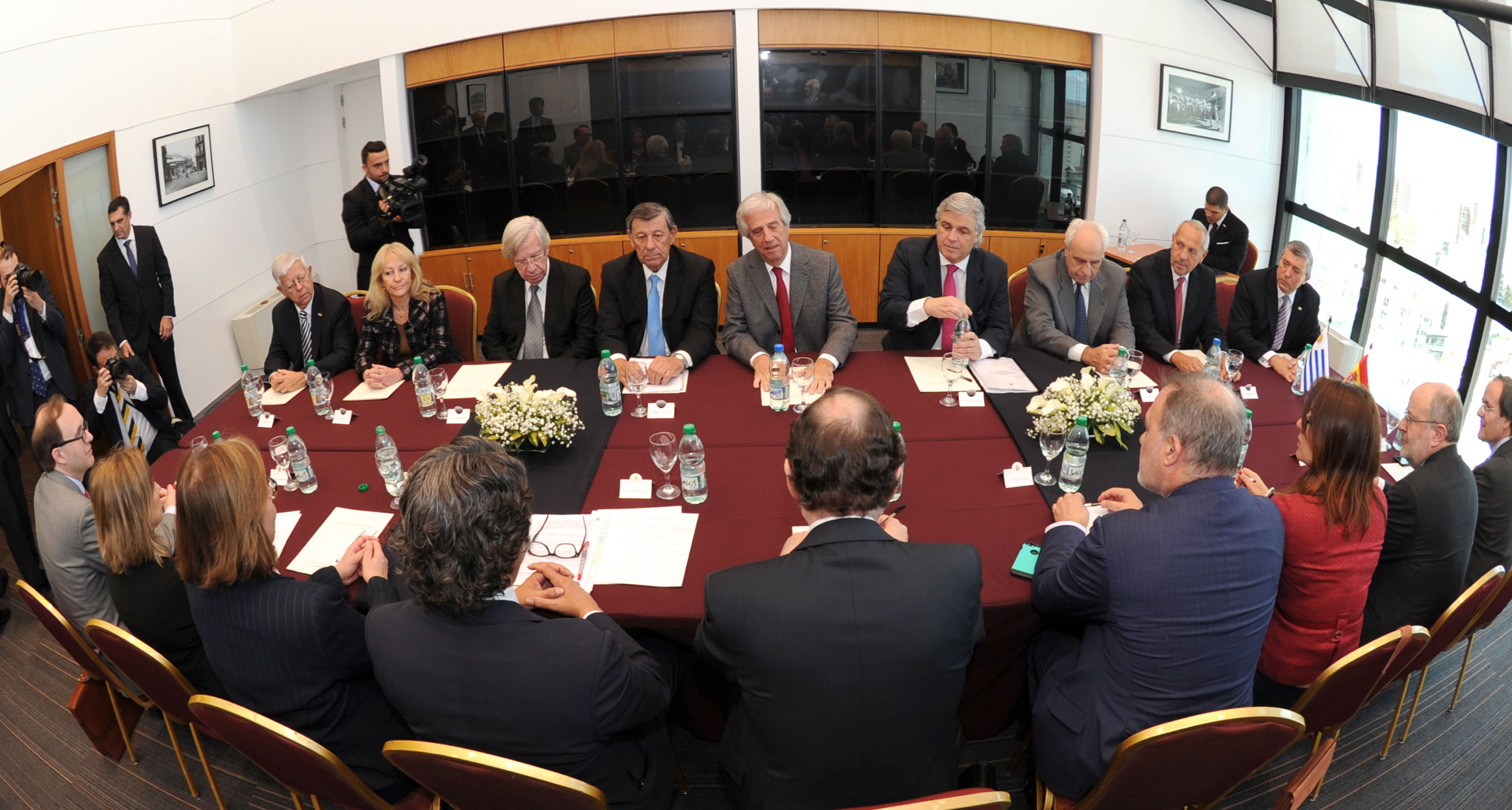 Reunión ampliada junto con representantes de ambos gobiernos