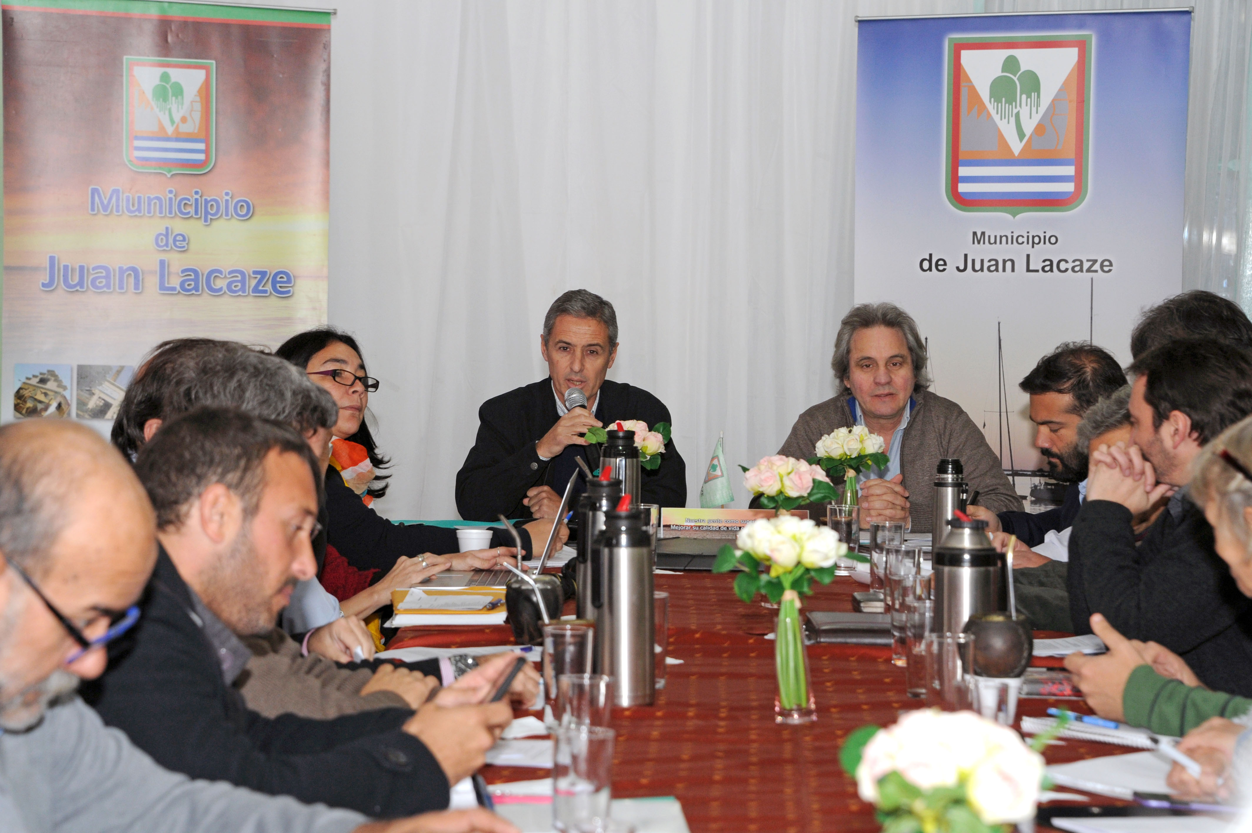 Subdirector de la Oficina de Planeamiento y Presupuesto, Martín Dibarboure, encabezando la reunión