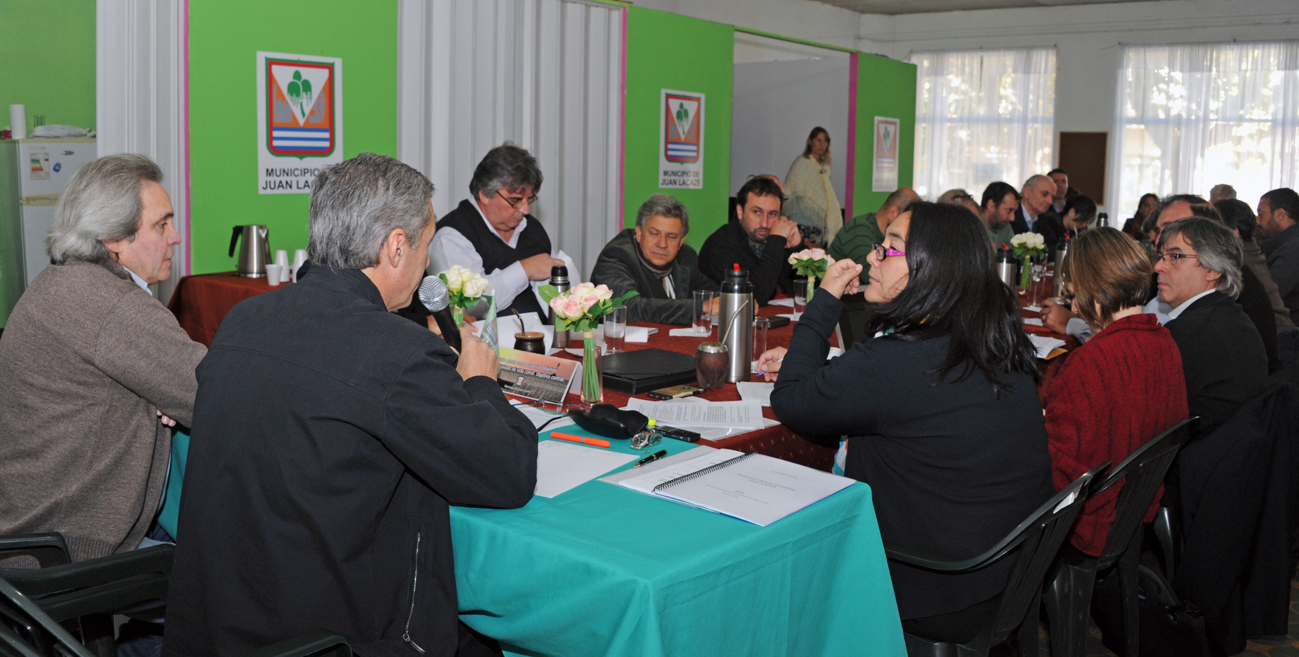 Subdirector de la Oficina de Planeamiento y Presupuesto, Martín Dibarboure, encabezando la reunión