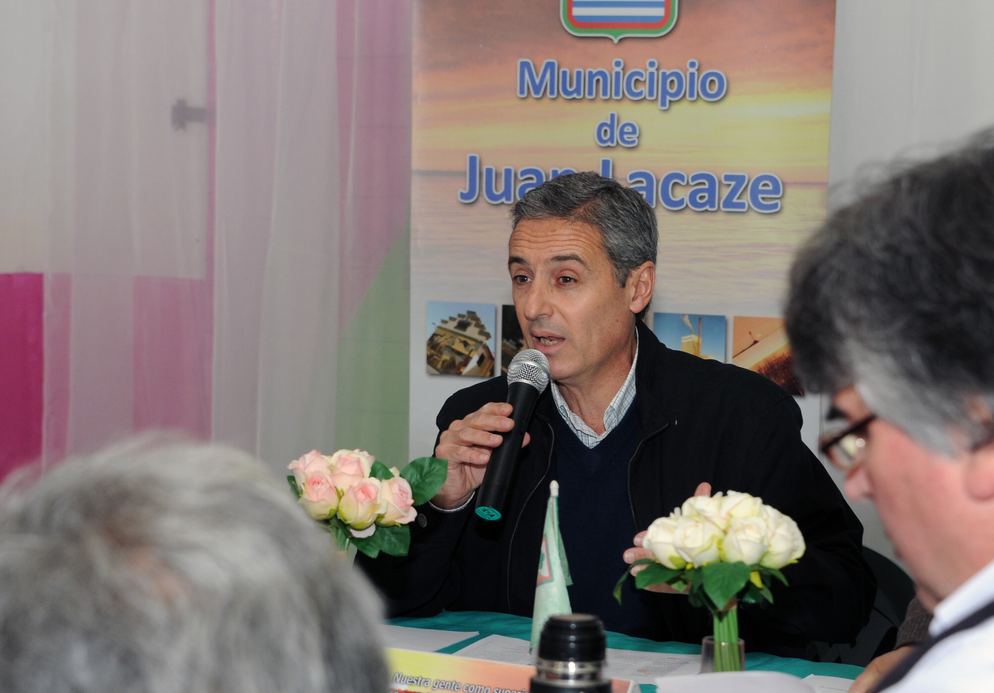 Subdirector de la Oficina de Planeamiento y Presupuesto, Martín Dibarboure, encabezando la reunión