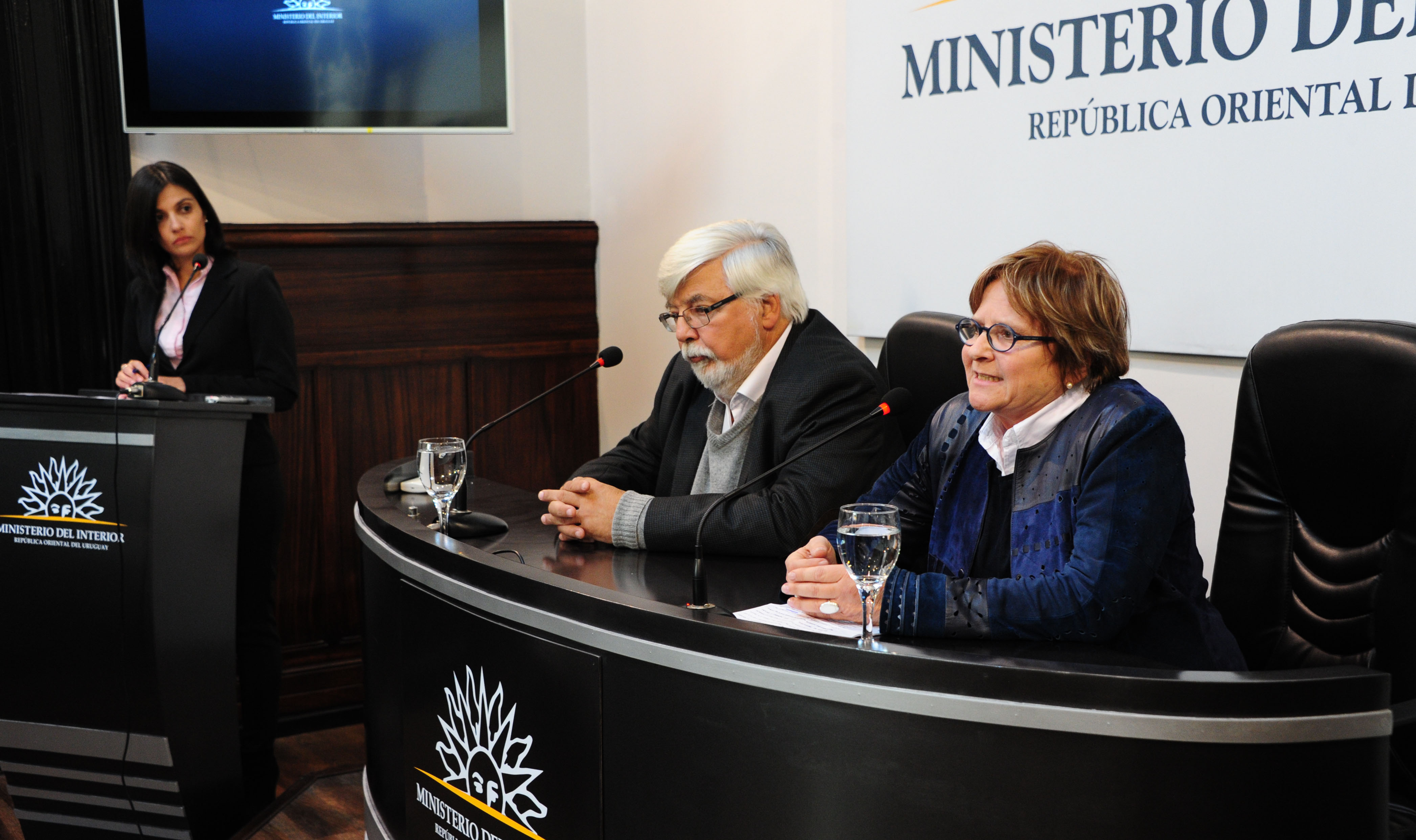 Ministro Eduardo Bonomi junto a la directora de la DINALI, Inés Bausero