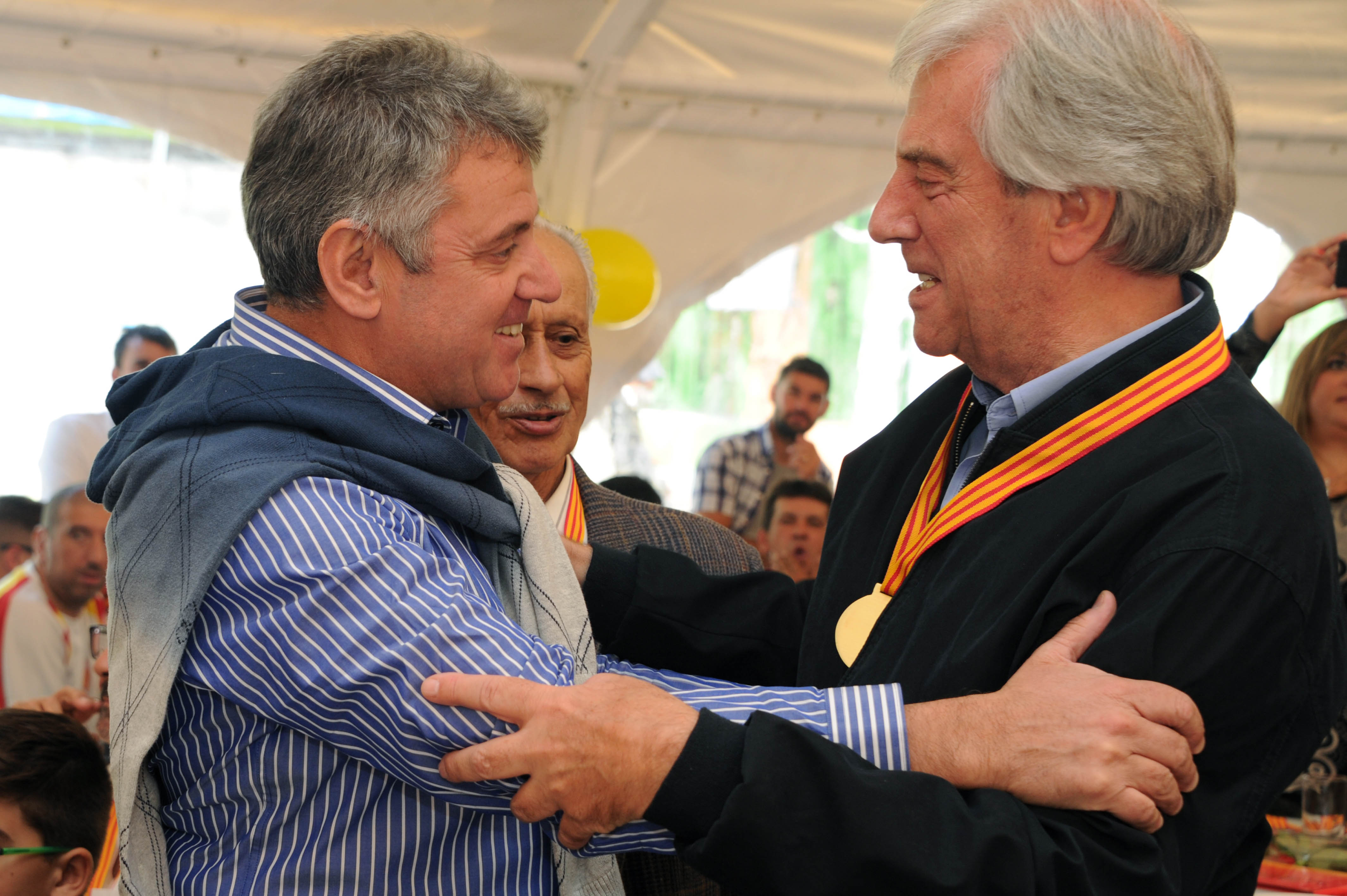 Presidente Vázquez se saluda con el presidente de la AUF, Wilmar Valdez