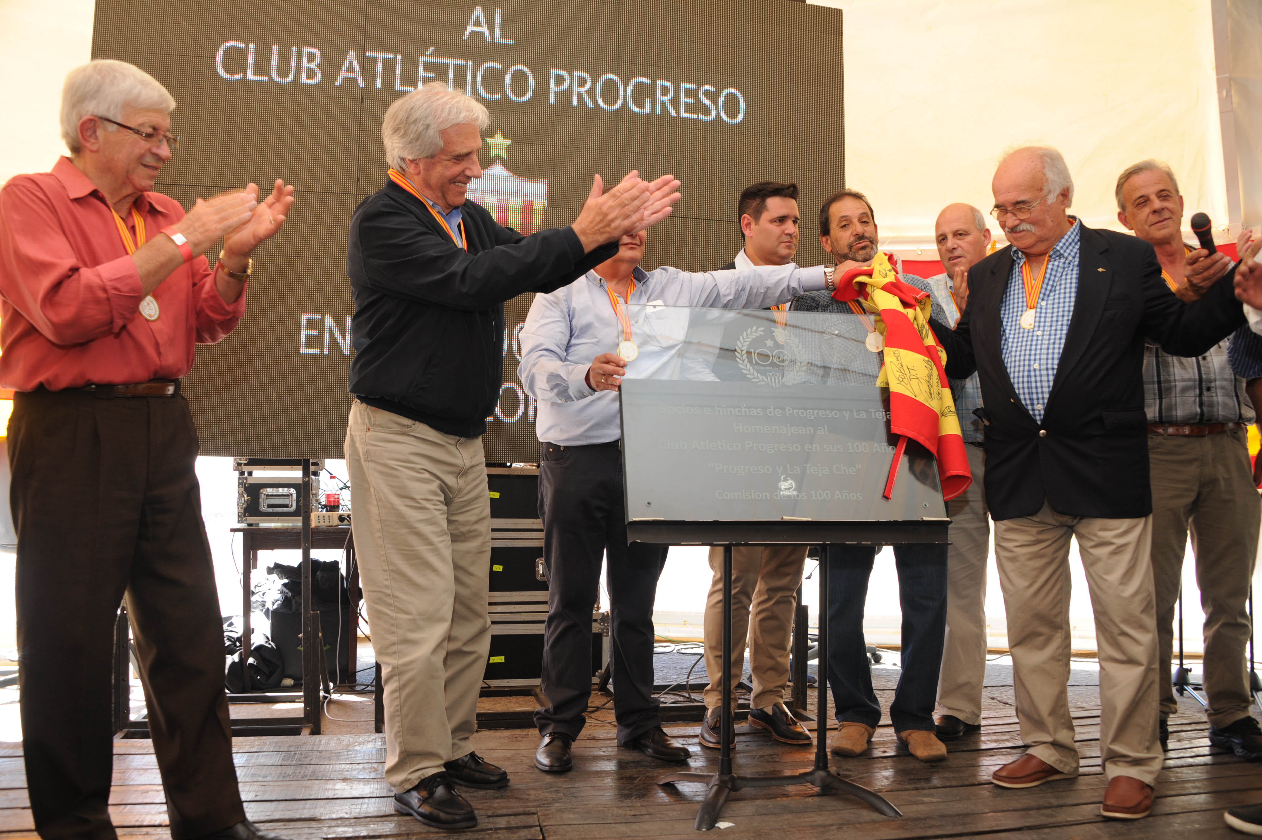 Descubrimiento de placa homenaje
