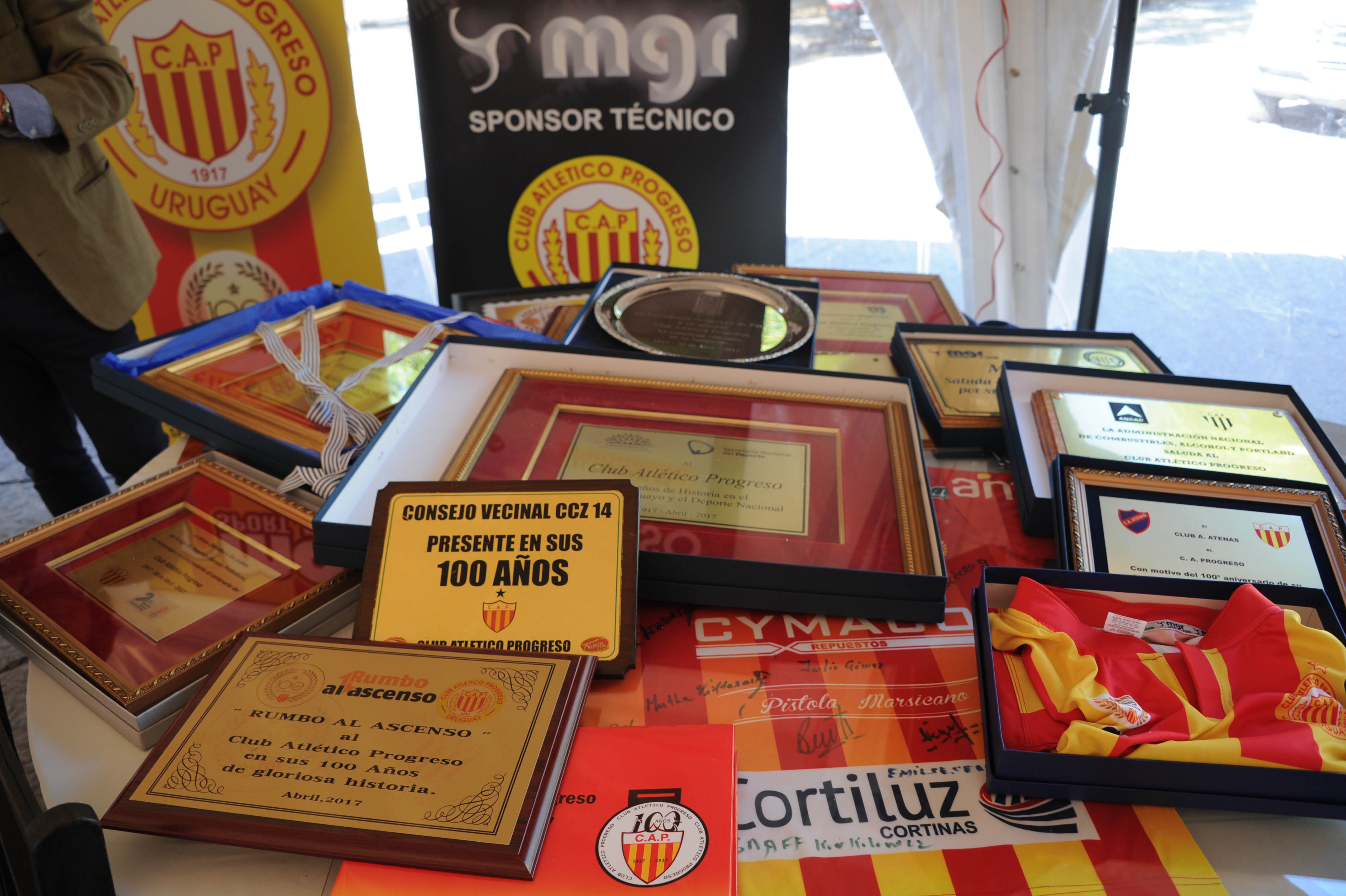 Placas y regalos, en reconocimiento a los 100 años del Club Atlético Progreso