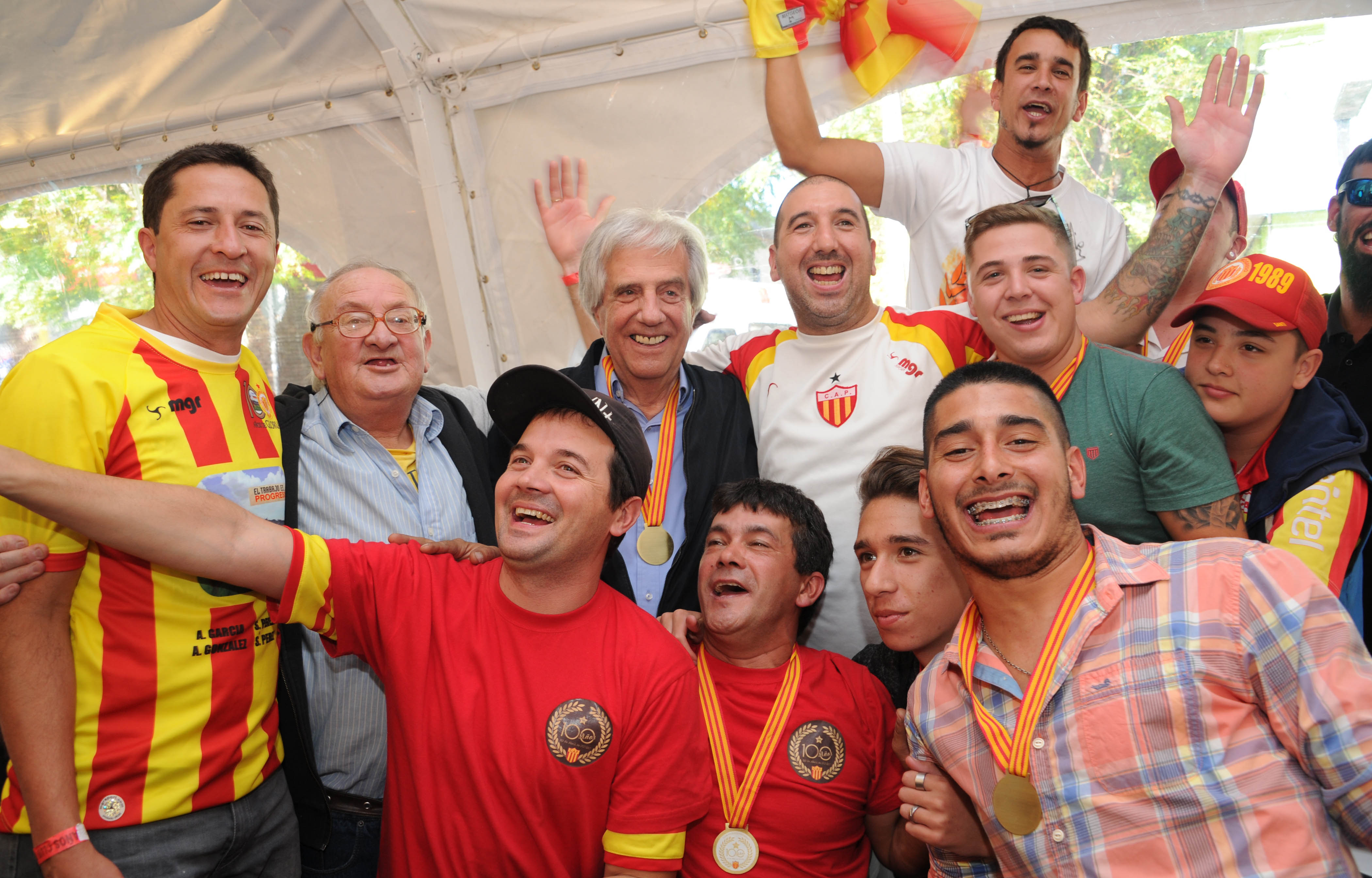 Vázquez, junto a hinchas del Club Atlético Progreso