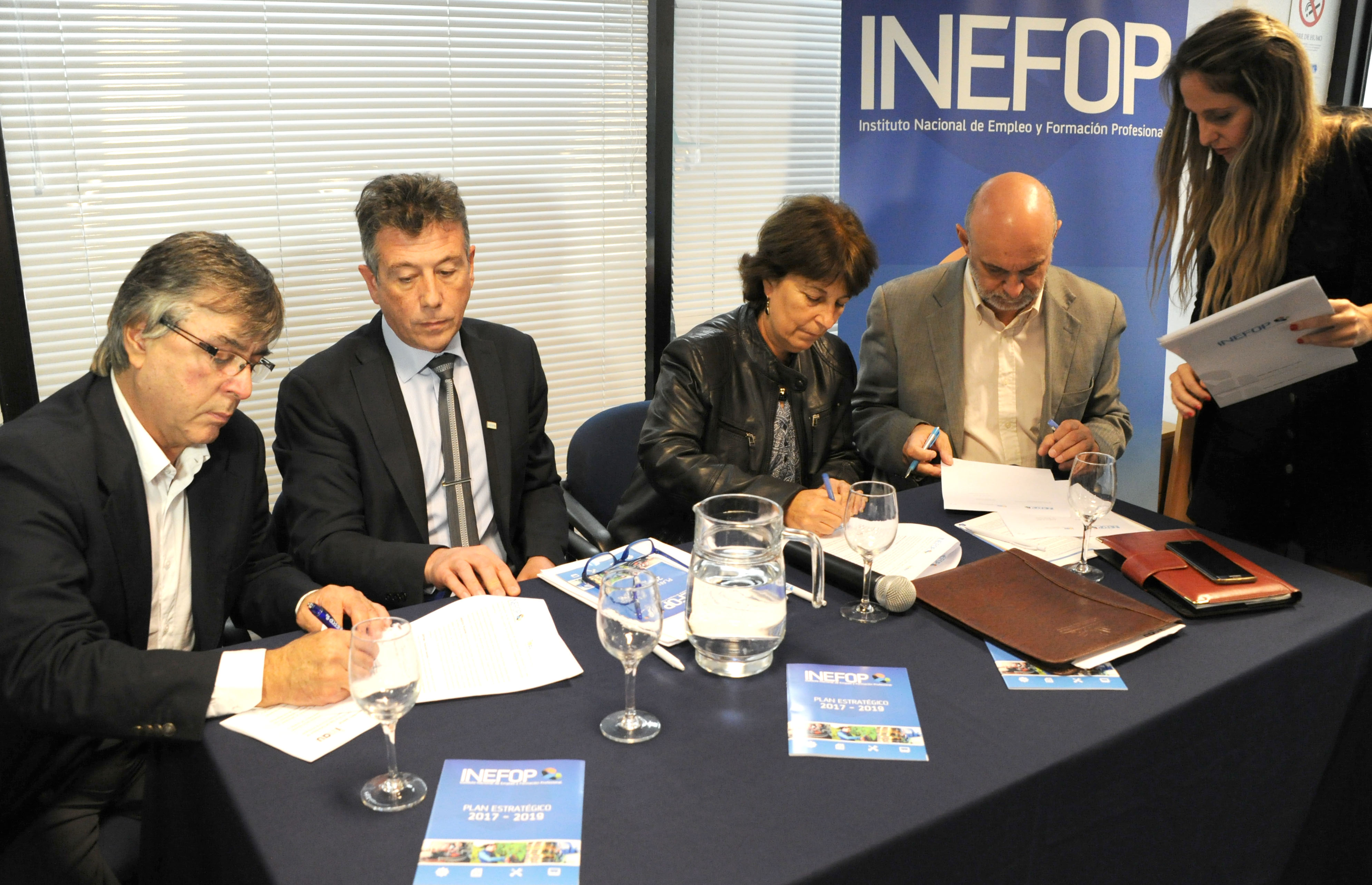 Autoridades firman el convenio