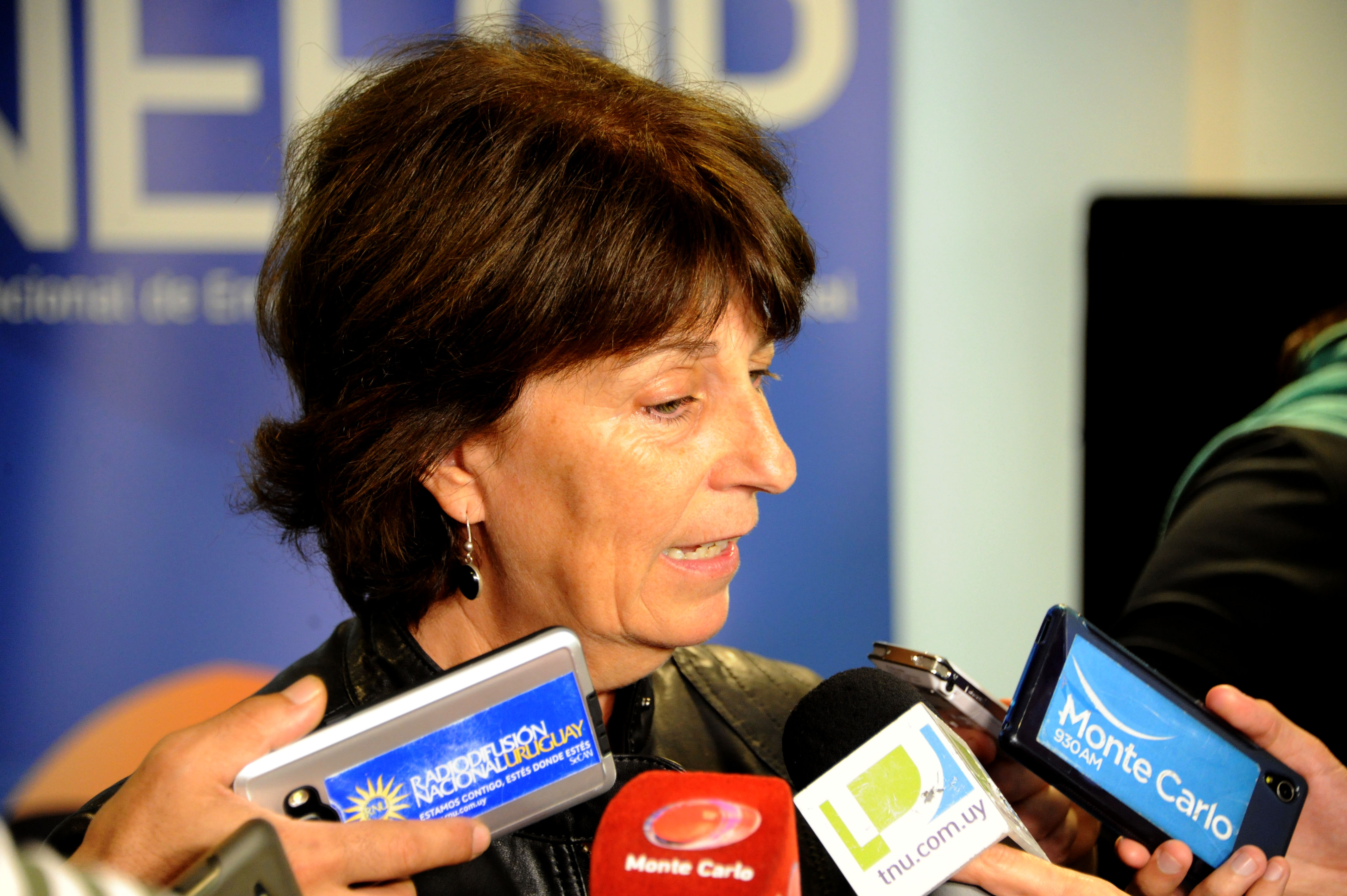 Presidenta del INAU, Marisa Lindner, dialoga con la prensa