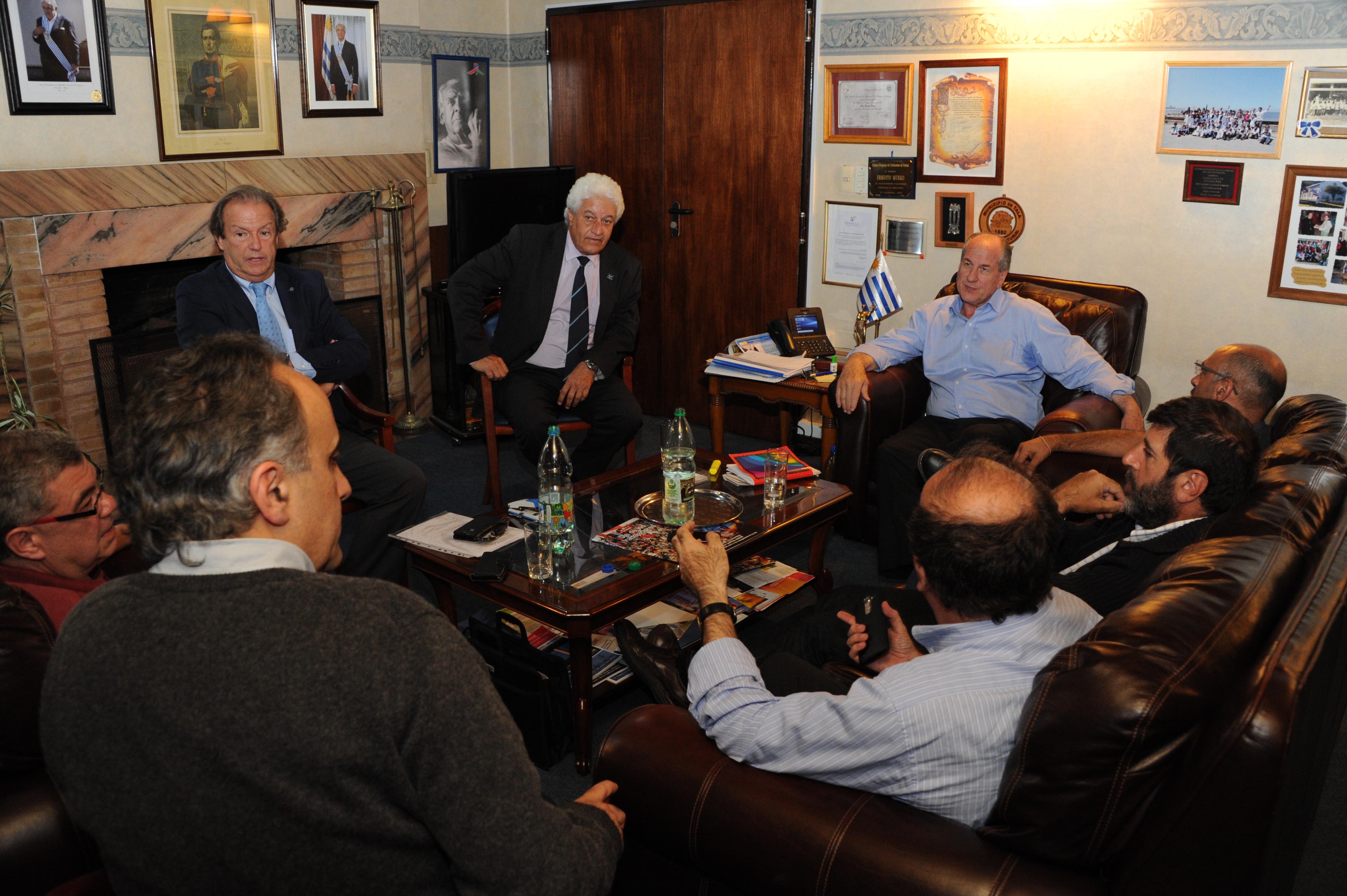 Reunión entre las cámaras empresariales, el PIT CNT y el MTSS