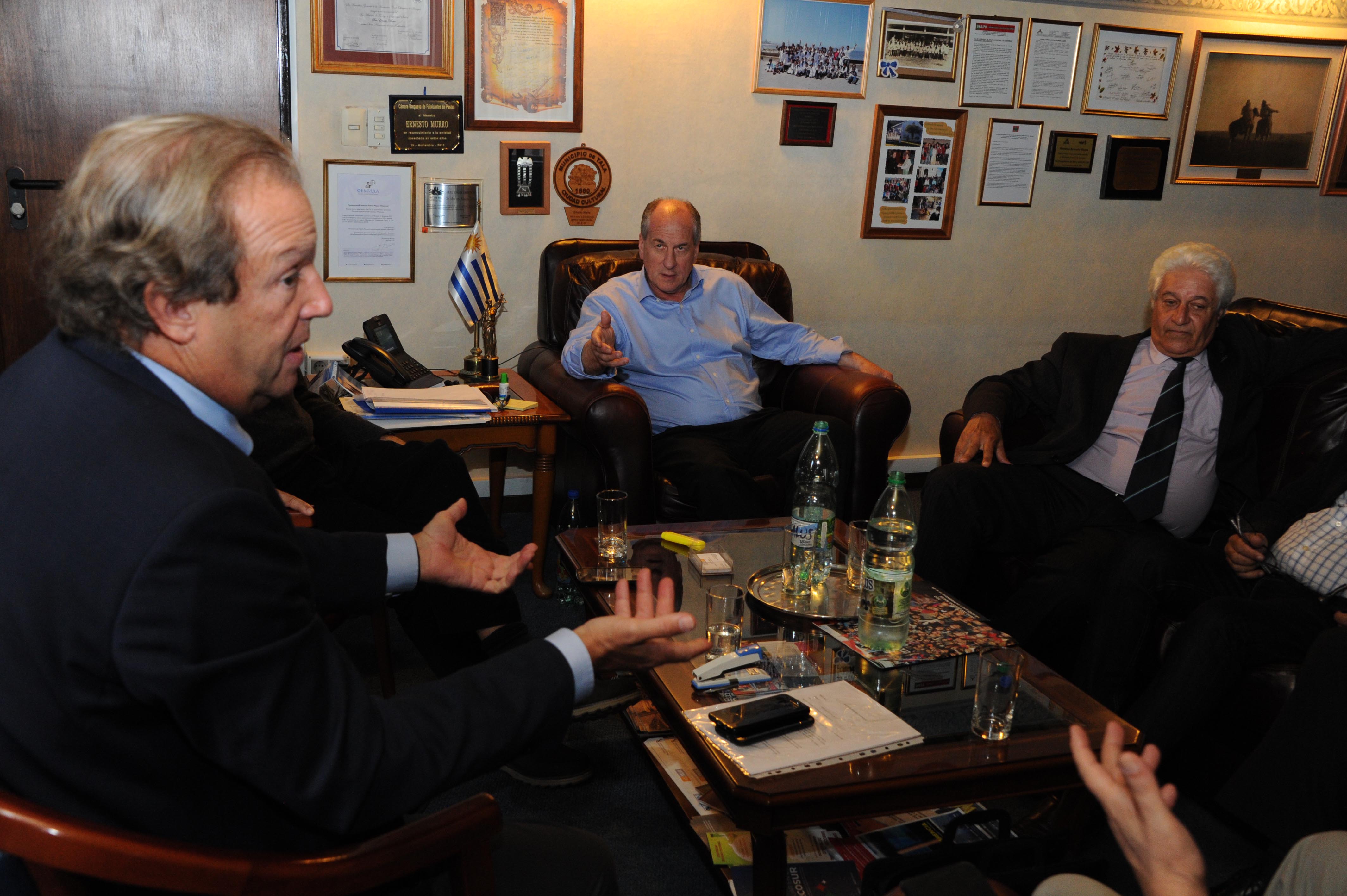 Reunión entre las cámaras empresariales, el PIT CNT y el MTSS