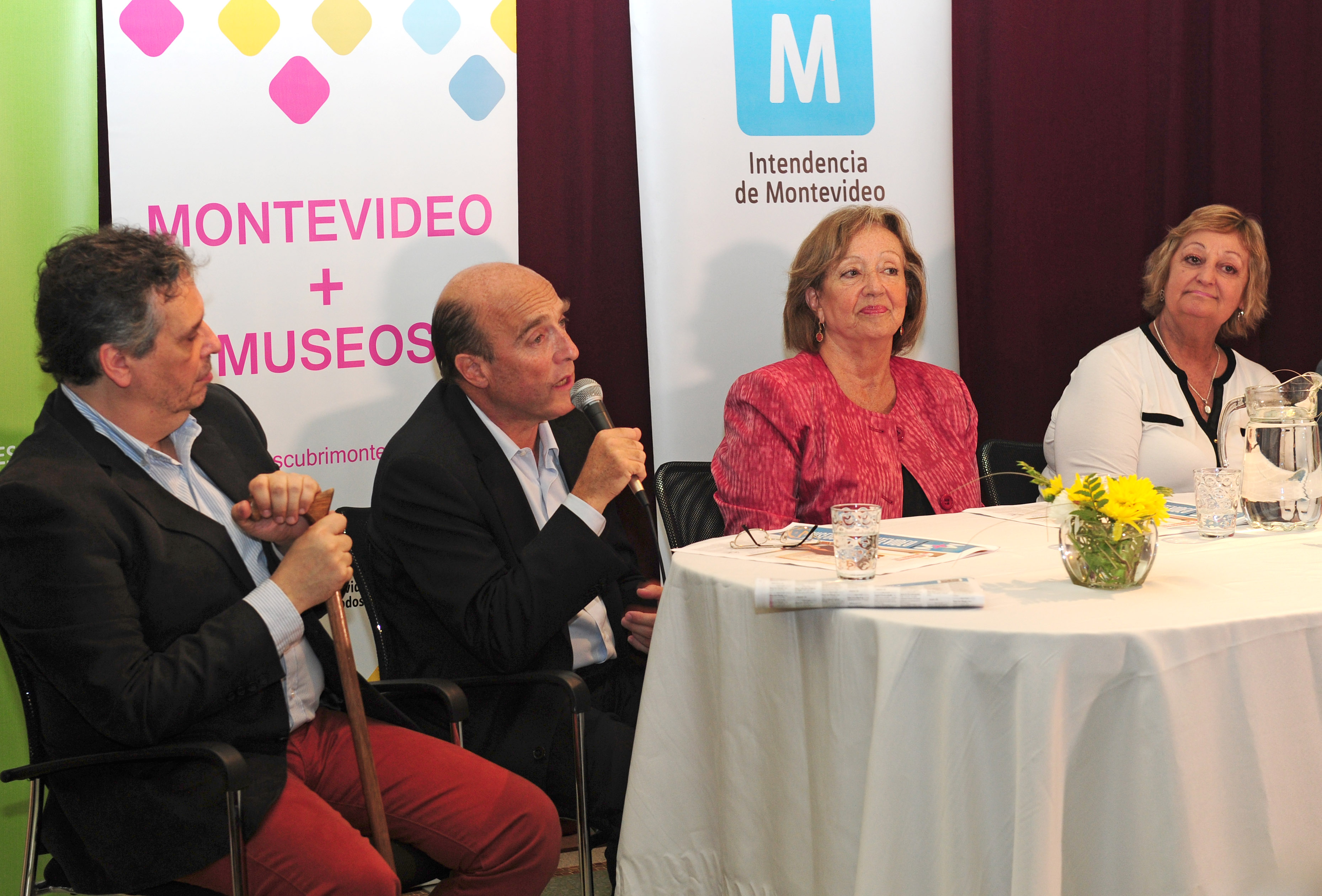 Intendente de Montevideo, Daniel Martínez, se dirige a los presentes
