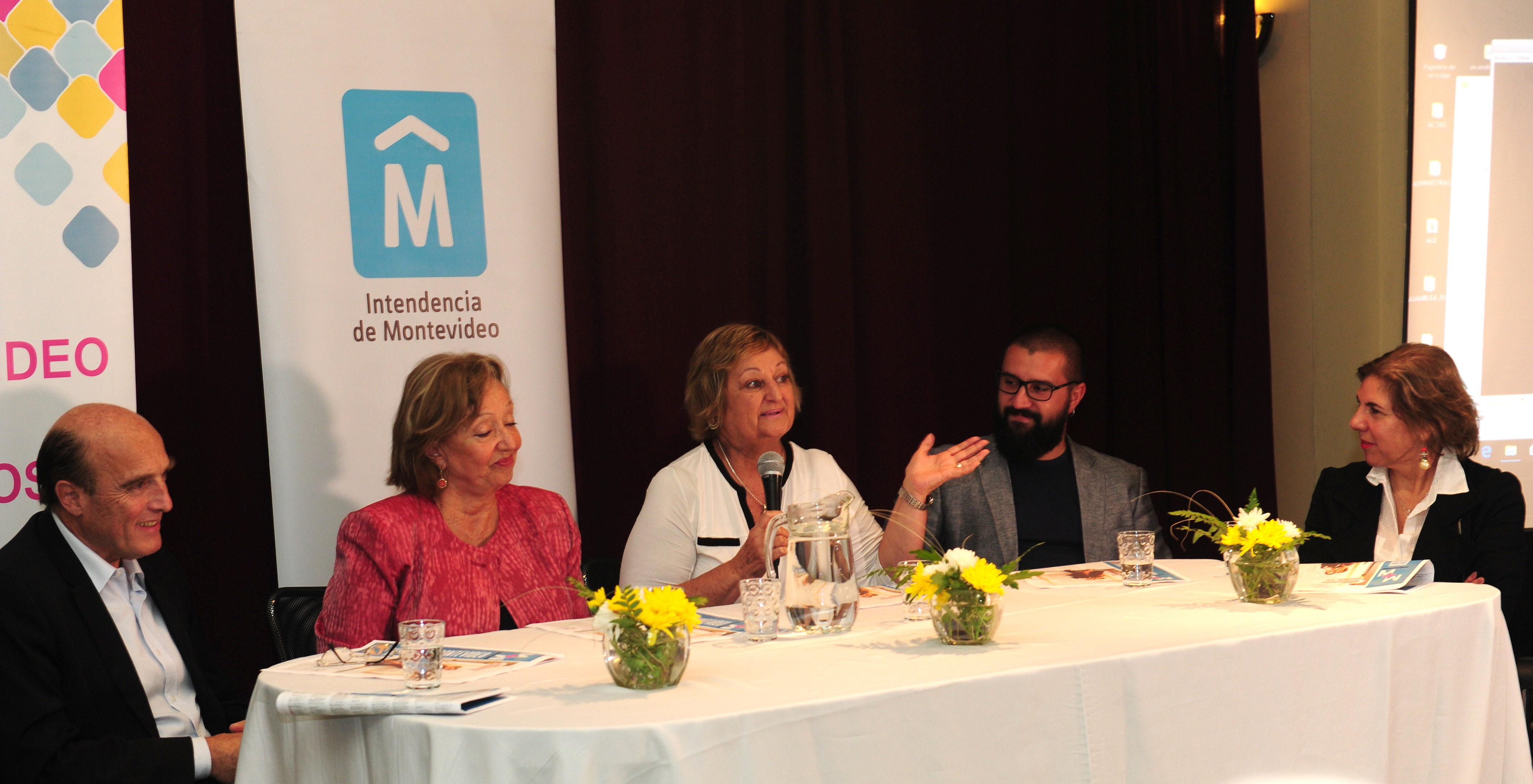 Ministra Liliam Kechichian se dirige a los presentes