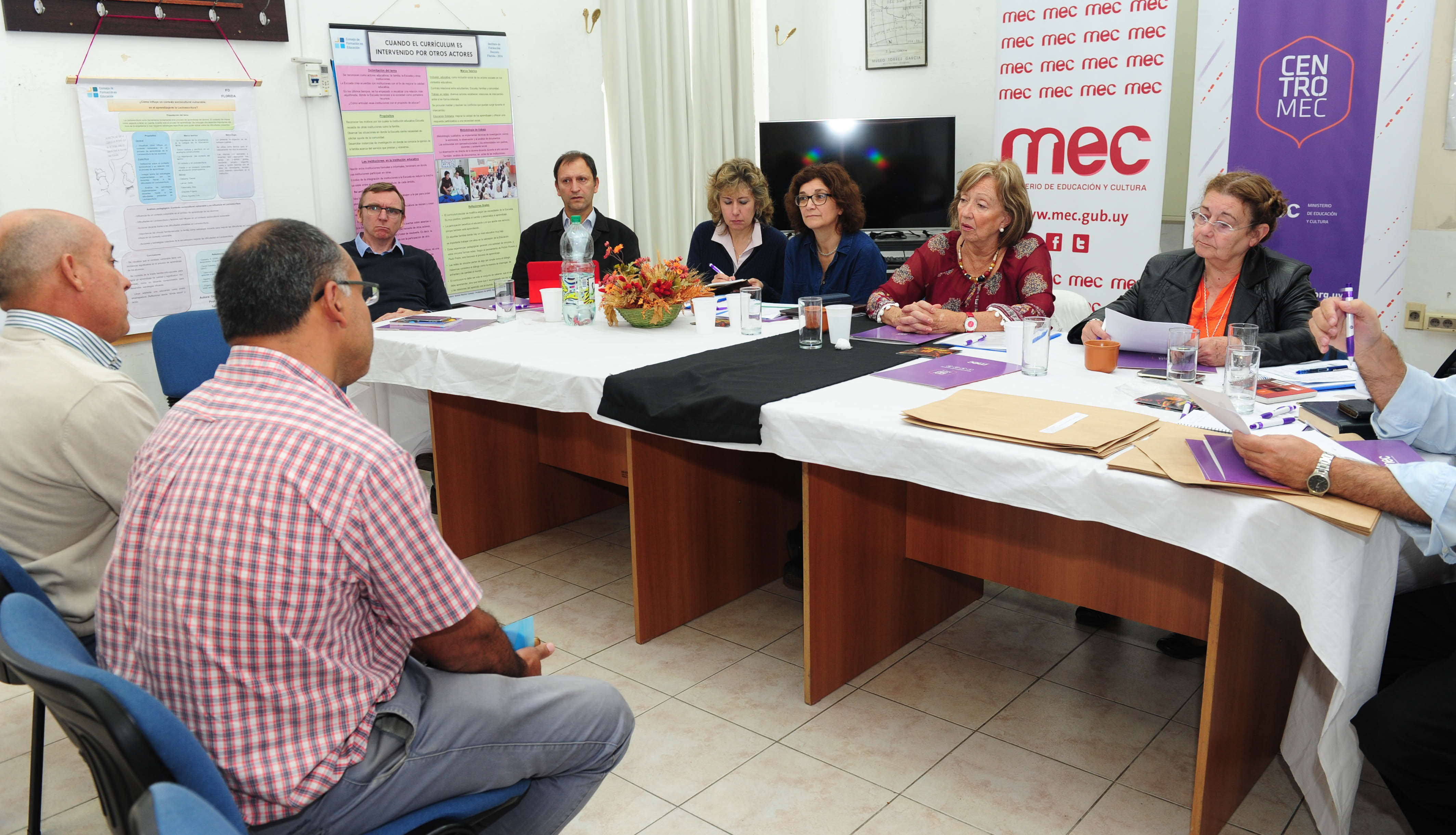 Ministra María Julia Muñoz junto a autoridades del MEC, en audiencia con vecinos del departamento de Florida