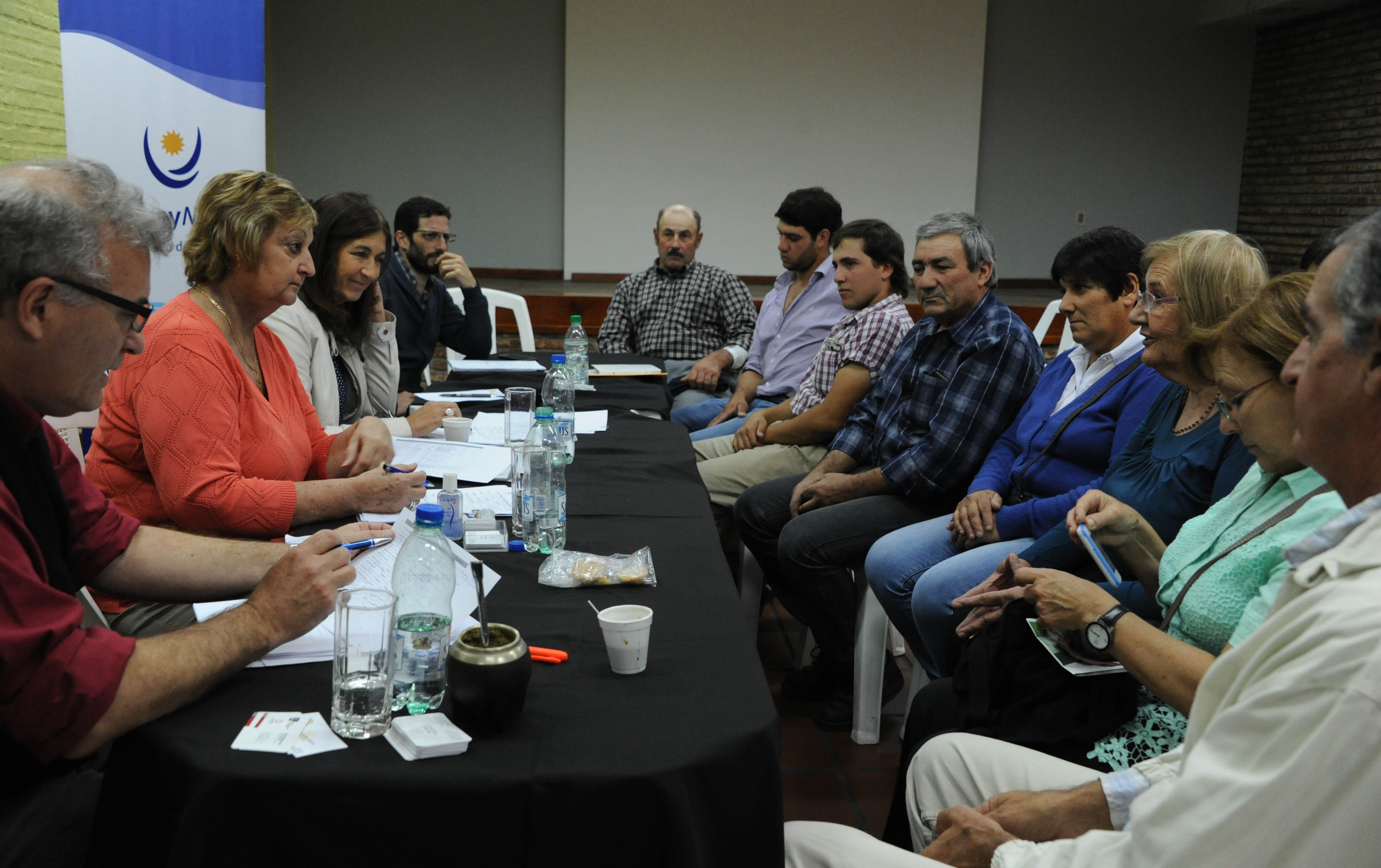 La ministra de Turismo, Liliam Kechichian, y autoridades de esa cartera dialogan con organizaciones sociales del departamento de Florida