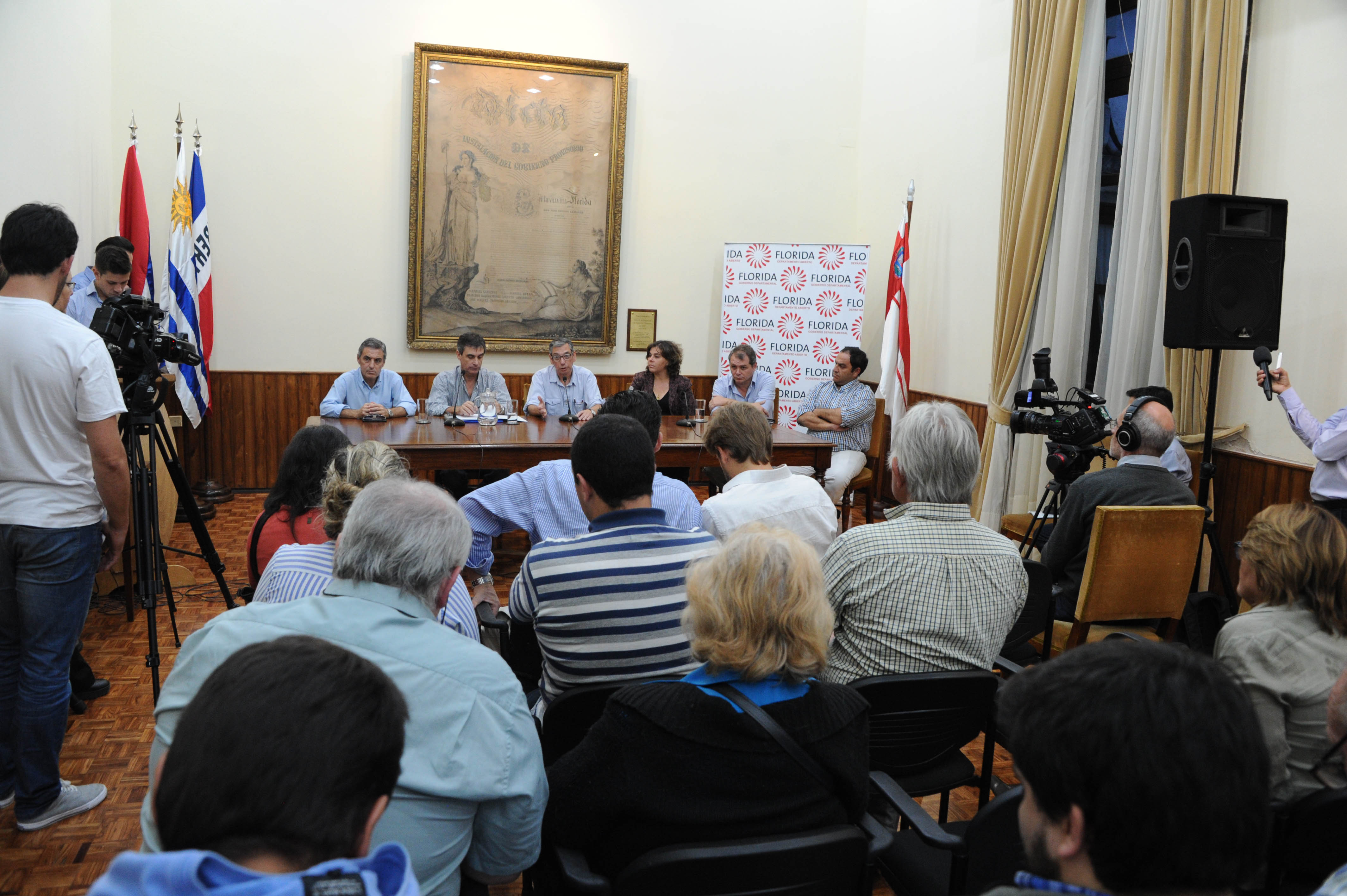 Director de OPP, Álvaro García, y el Intendente de Florida, Carlos Enciso, en conferencia de prensa