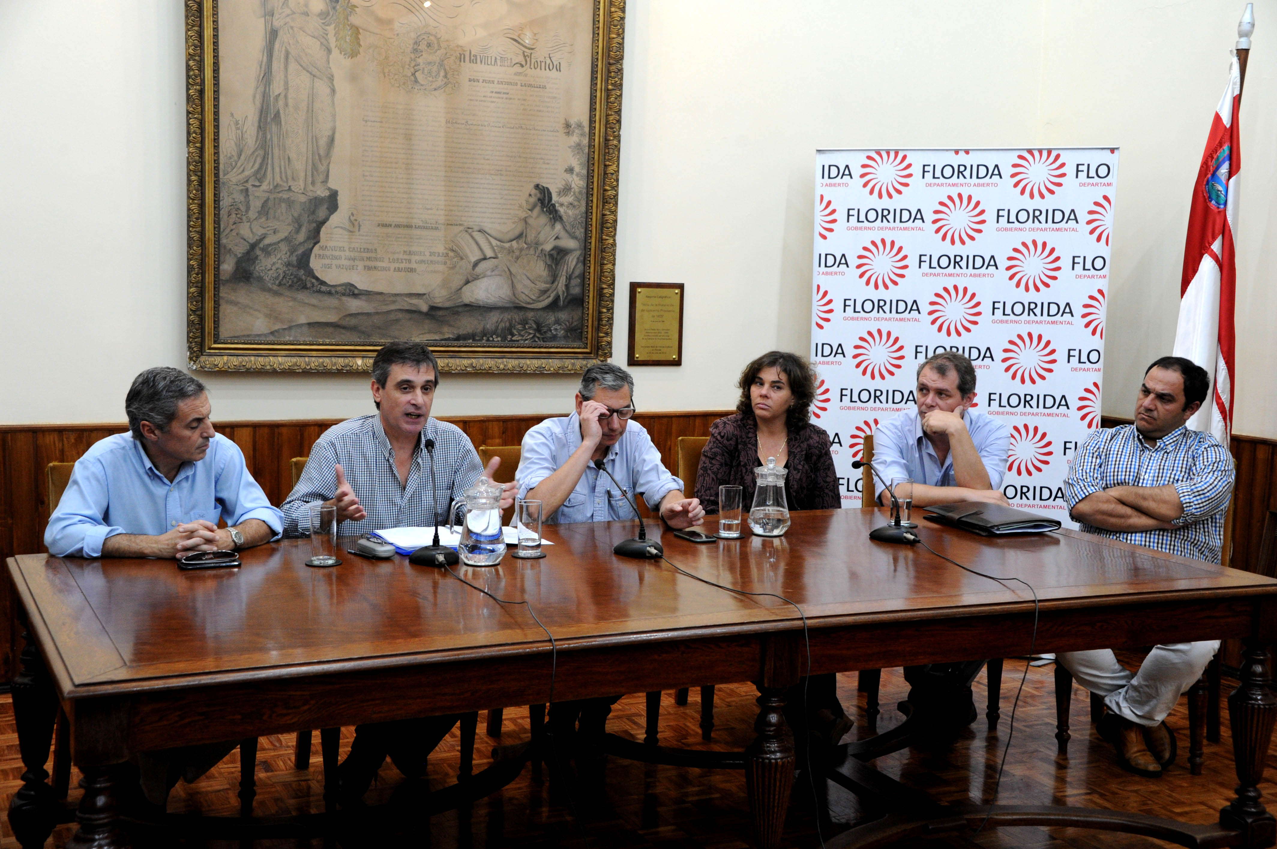 Director de OPP, Álvaro García, y el Intendente de Florida, Carlos Enciso, en conferencia de prensa