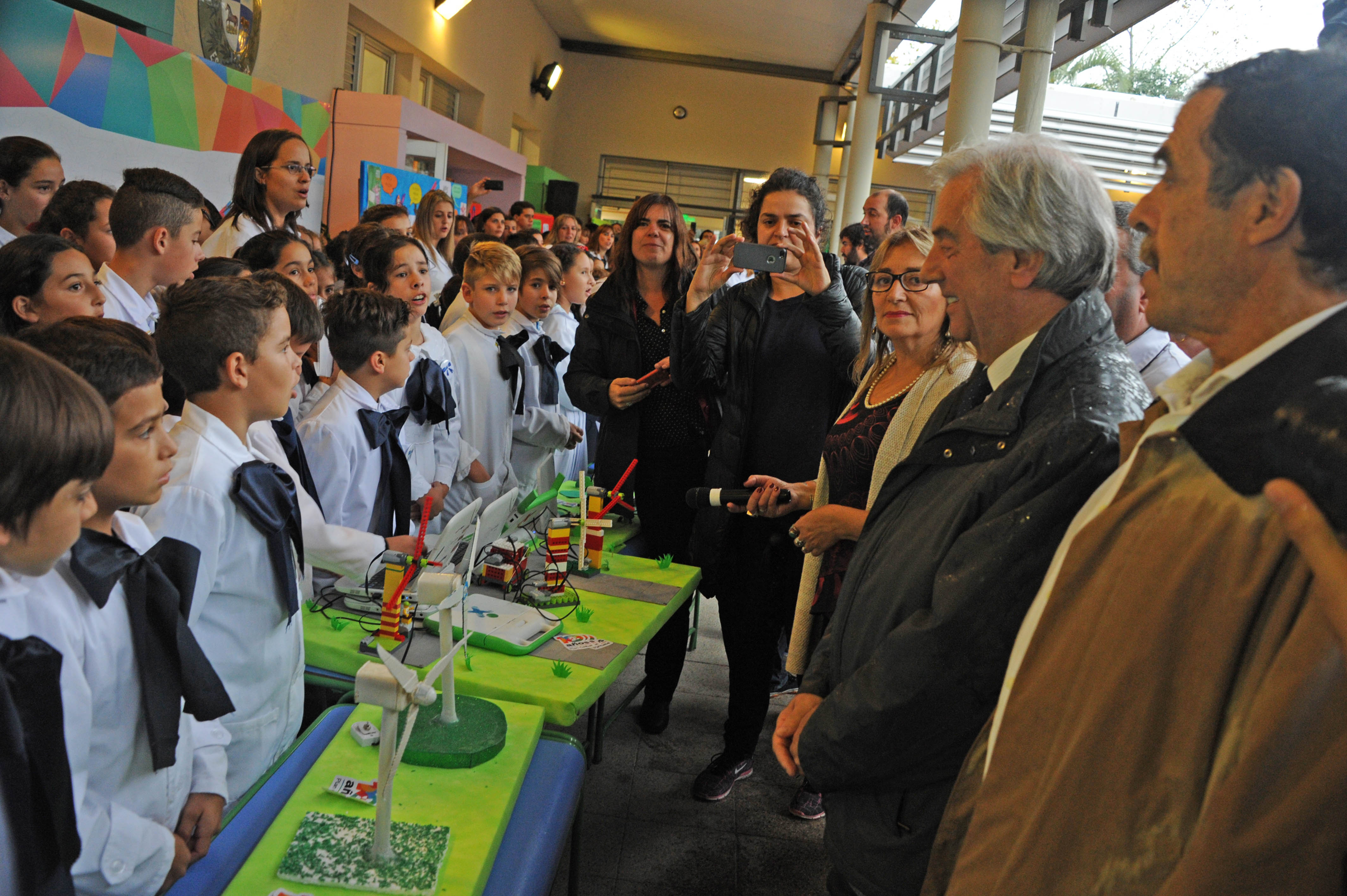 Vázquez visita exposición de robótica diseñada por alumnos de la Escuela N.º 24 Italia