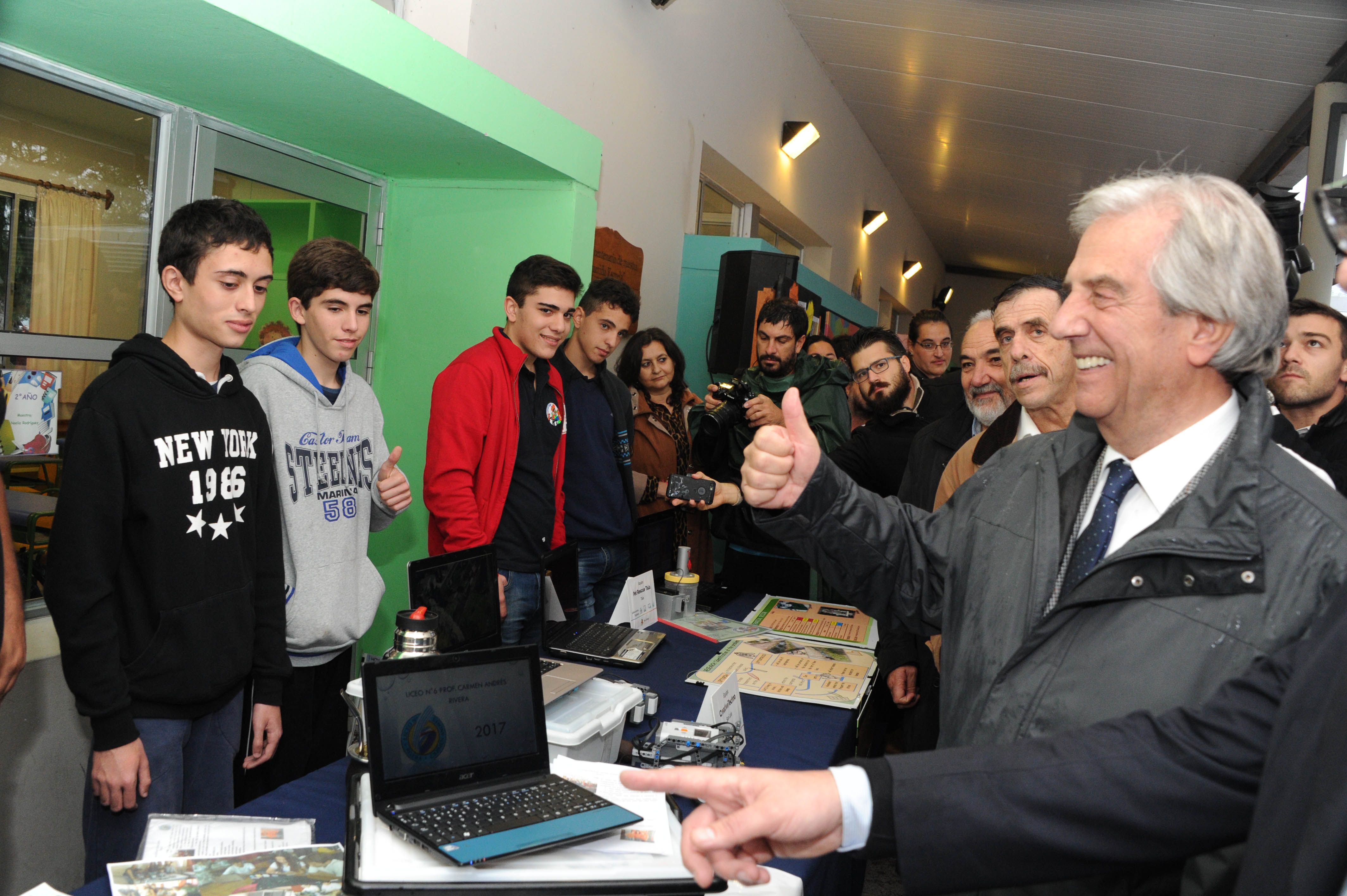 Vázquez visita exposición de robótica diseñada por alumnos del liceo de San Luis