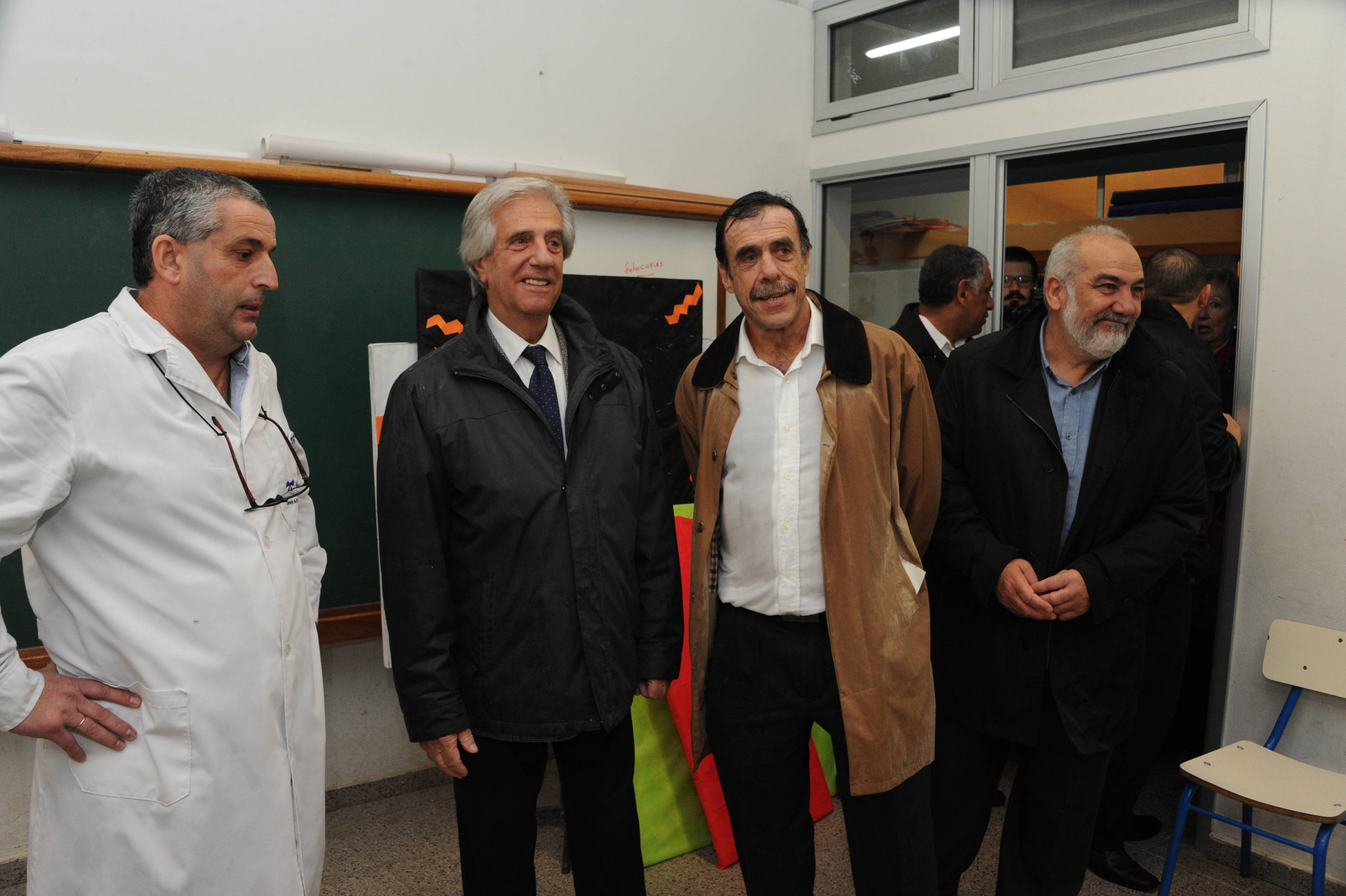 Vázquez, Brechner y Netto recorren Escuela N.º 24 Italia