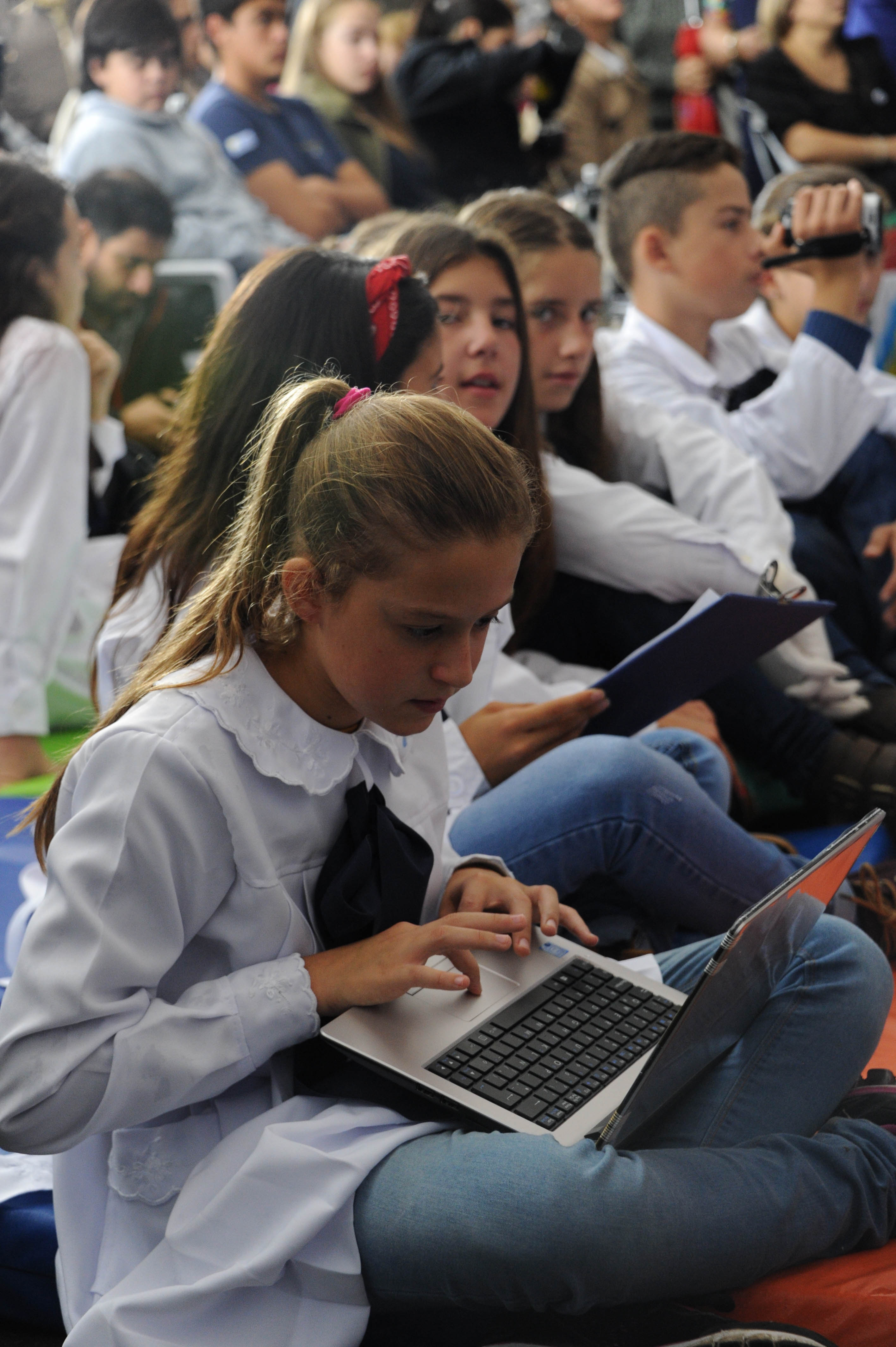 Escolar con su ceibalita