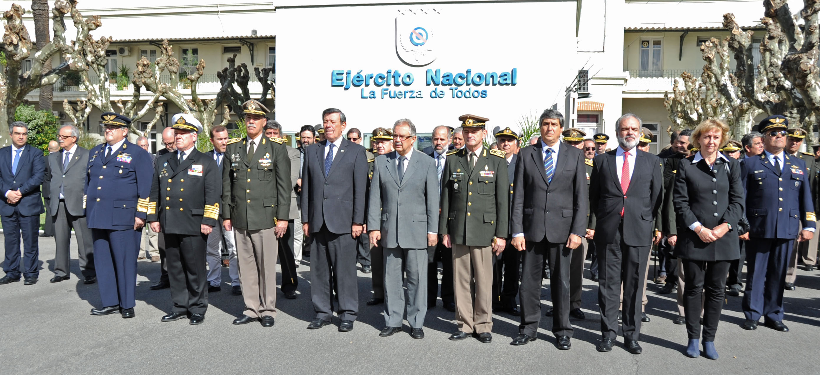 Autoridades que homenajearon a los militares