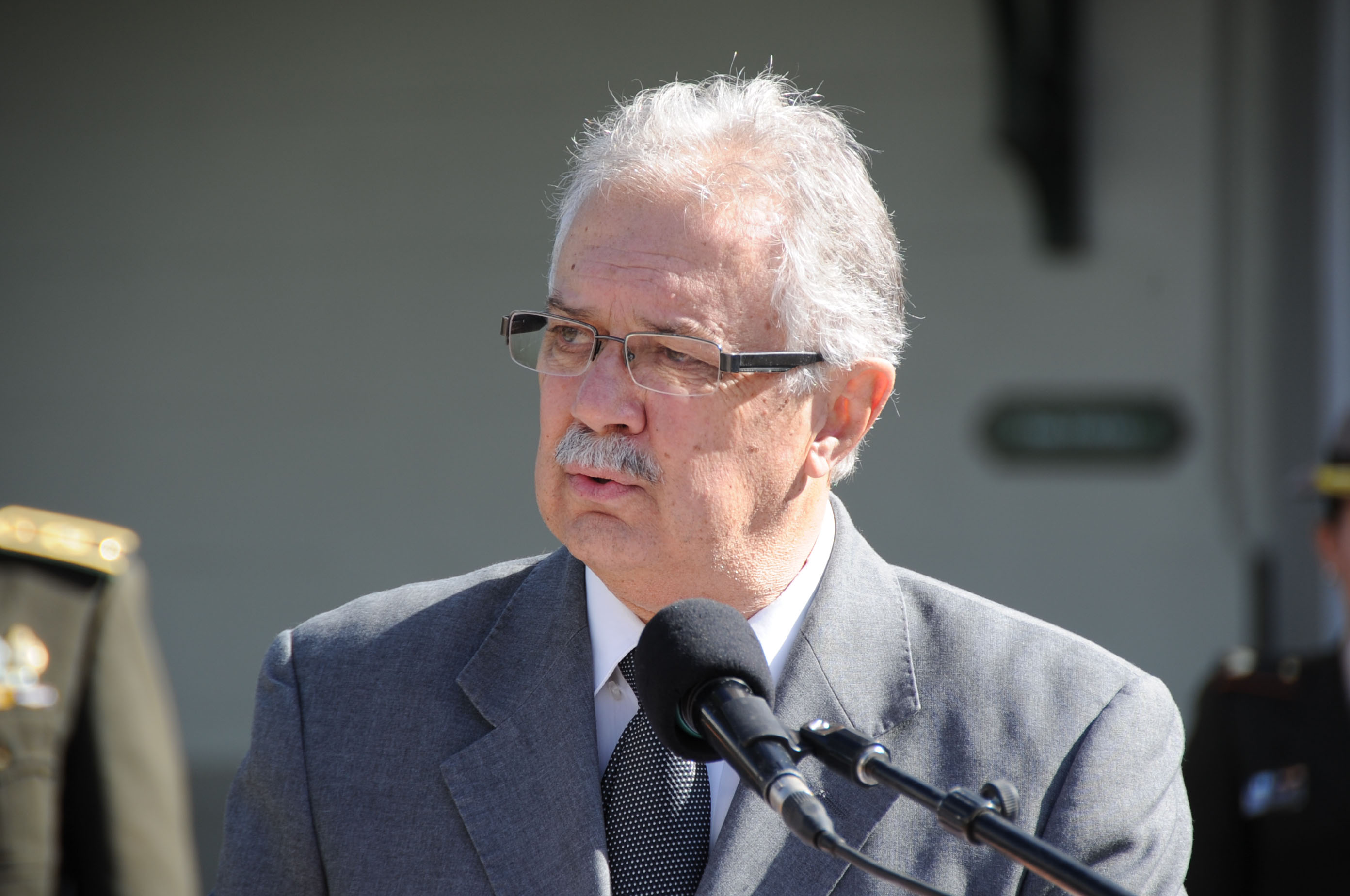 Ministro de Defensa Nacional, Jorge Menendez, hace uso de la palabra