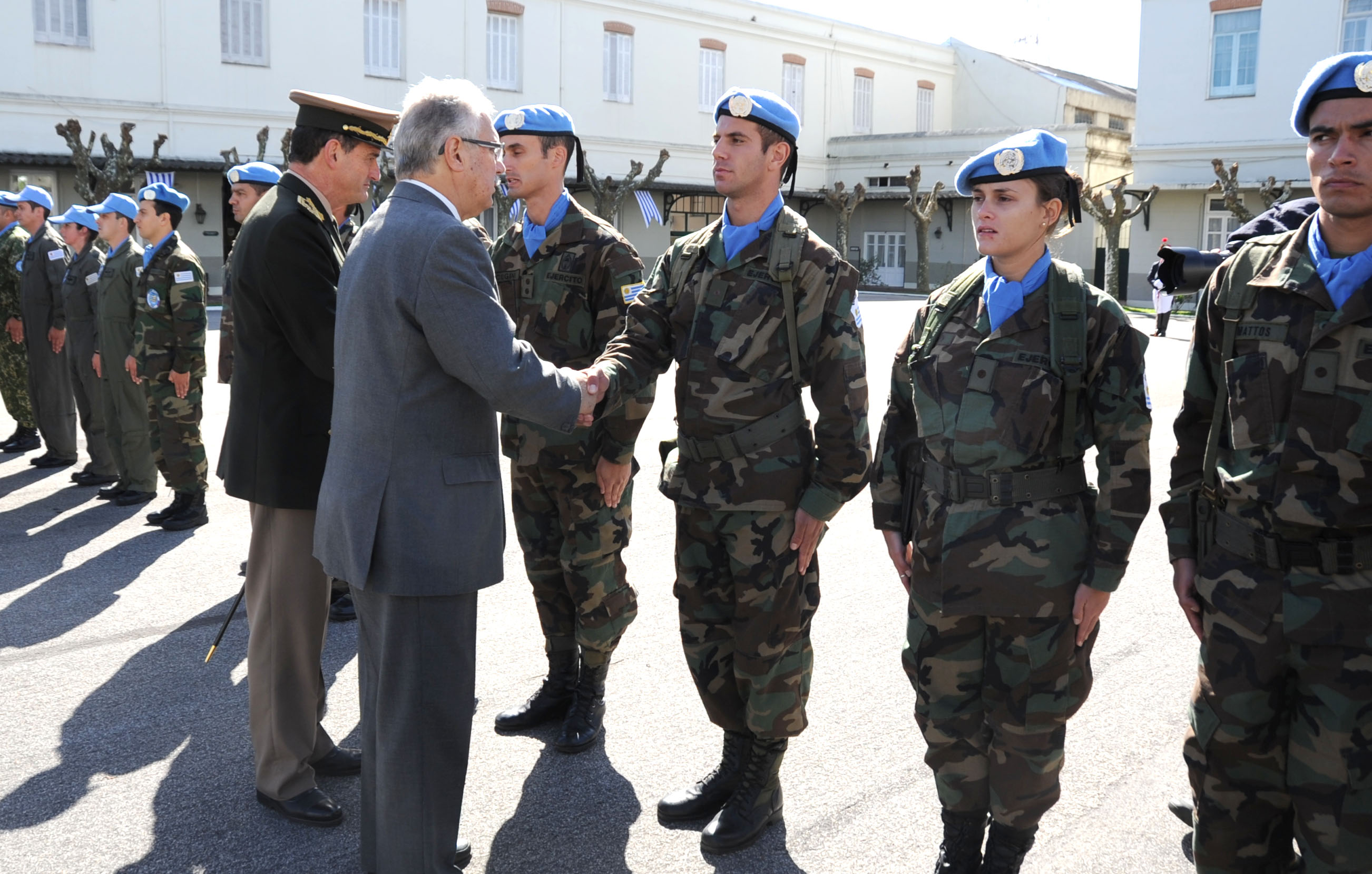 Ministro de Defensa Nacional, Jorge Menendez, saluda a efectivos militares