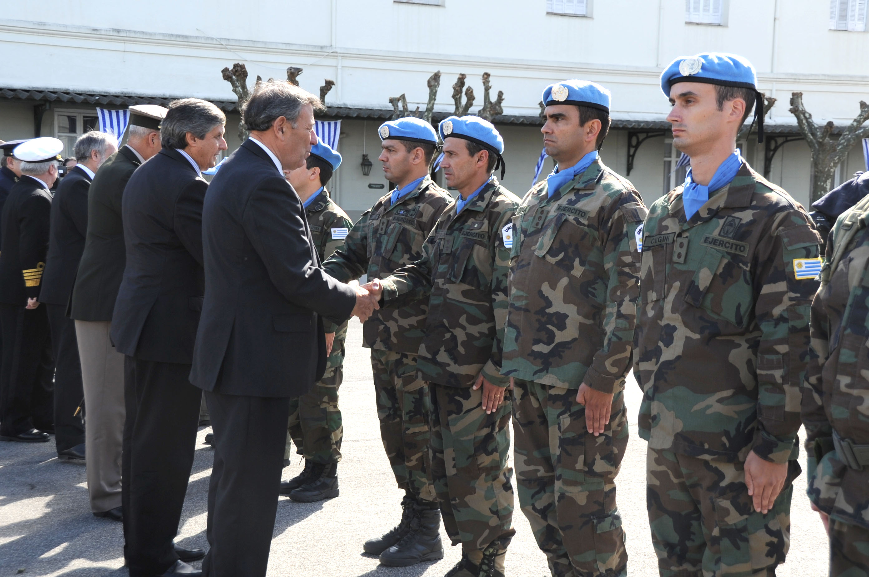 Ministro de Relaciones Exteriores, Rodolfo Nin Novoa, saluda a efectivos militares