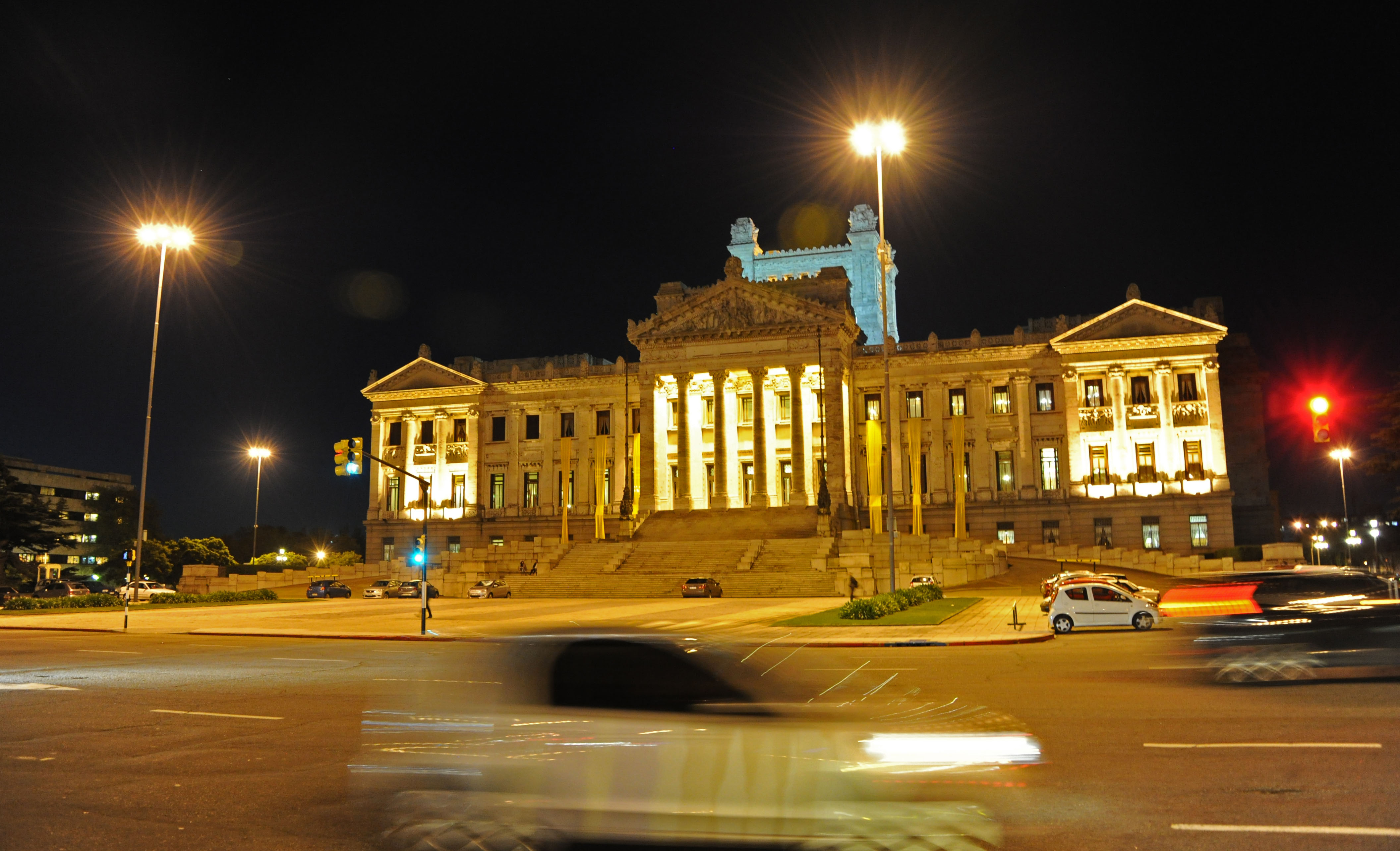 Iluminación del Palacio Legislativo en el marco de Mayo Amarillo