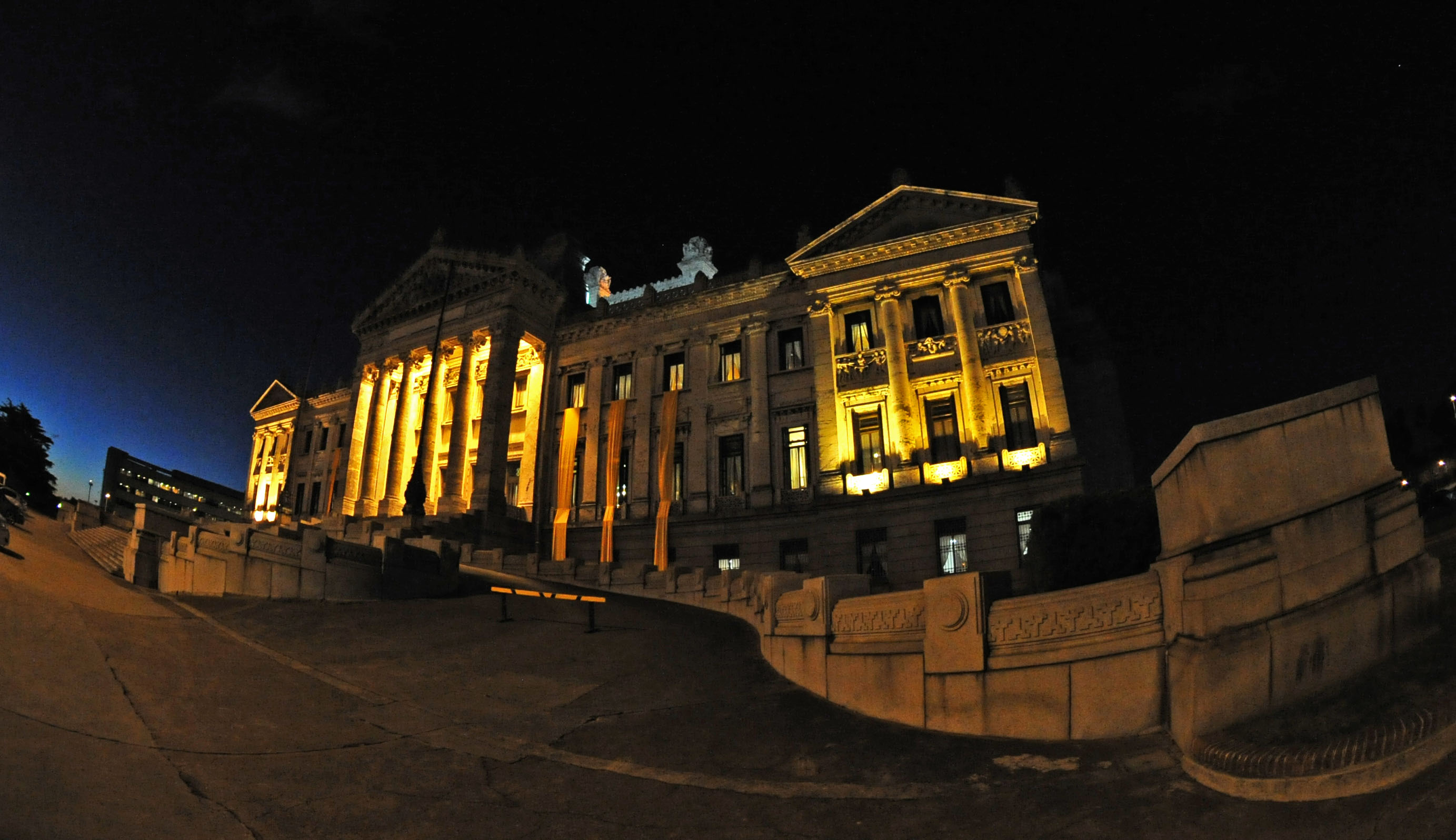 Iluminación del Palacio Legislativo en el marco de Mayo Amarillo