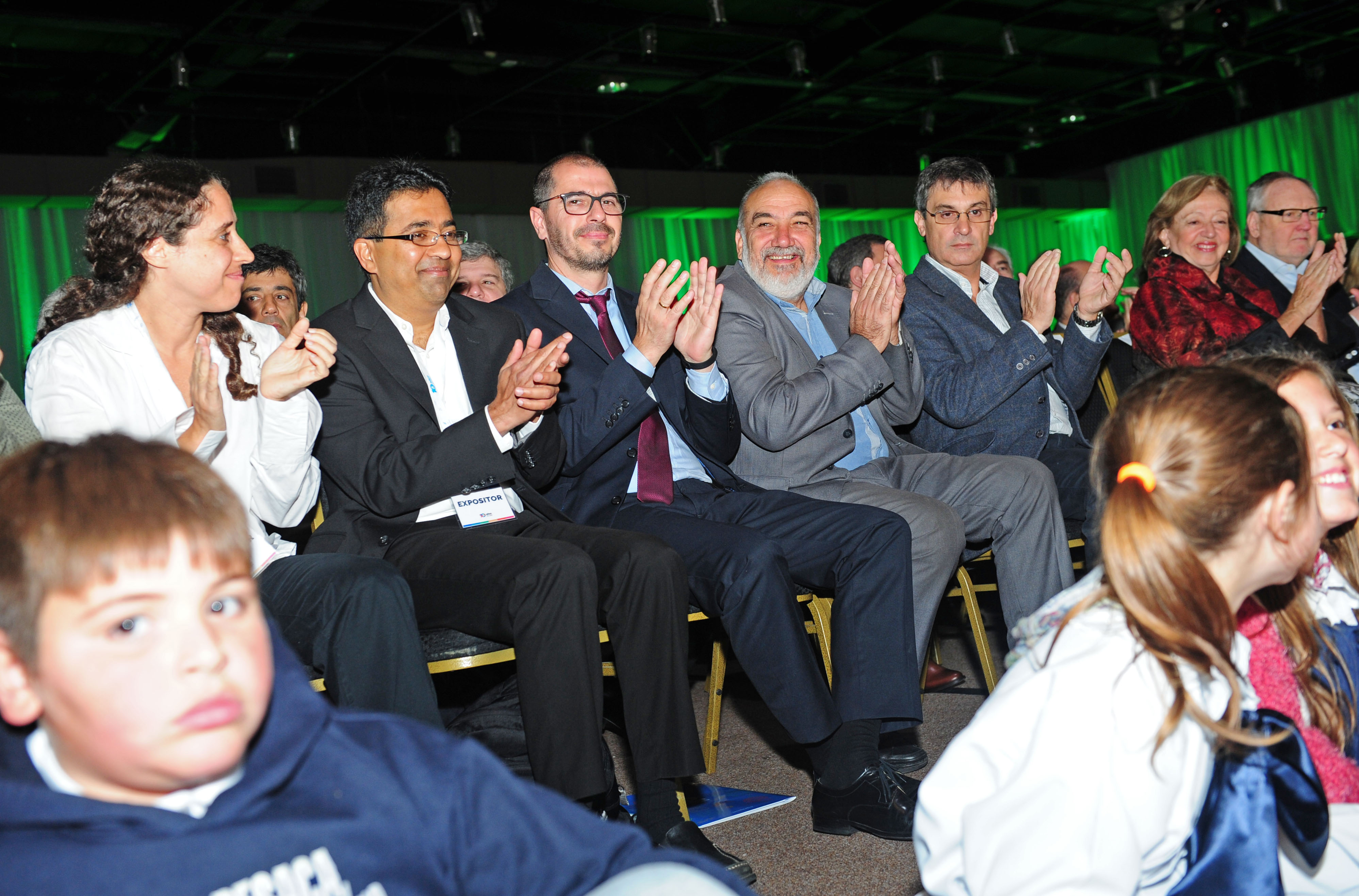 Autoridades presentes en el Foro Internacional de Innovación Educativa junto a escolares