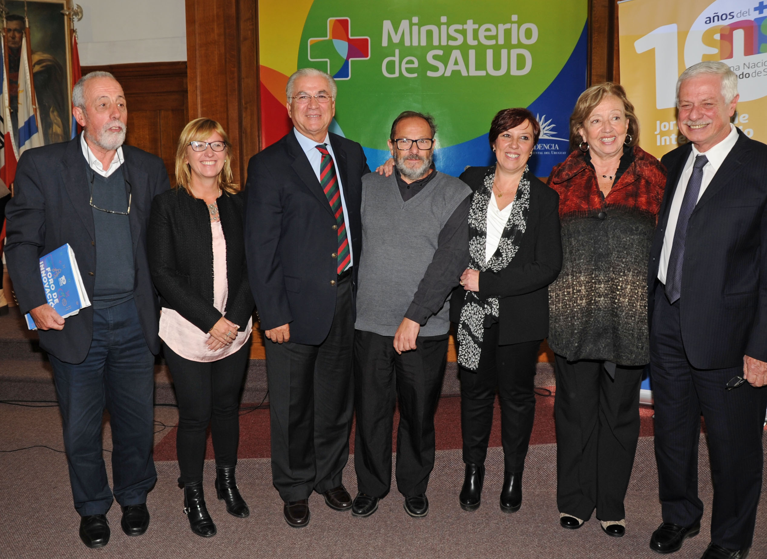 Ministro y subsecretaria de Salud Pública, junto a exautoridades que acompañaron el proceso del Sistema Nacional Integrado de Salud