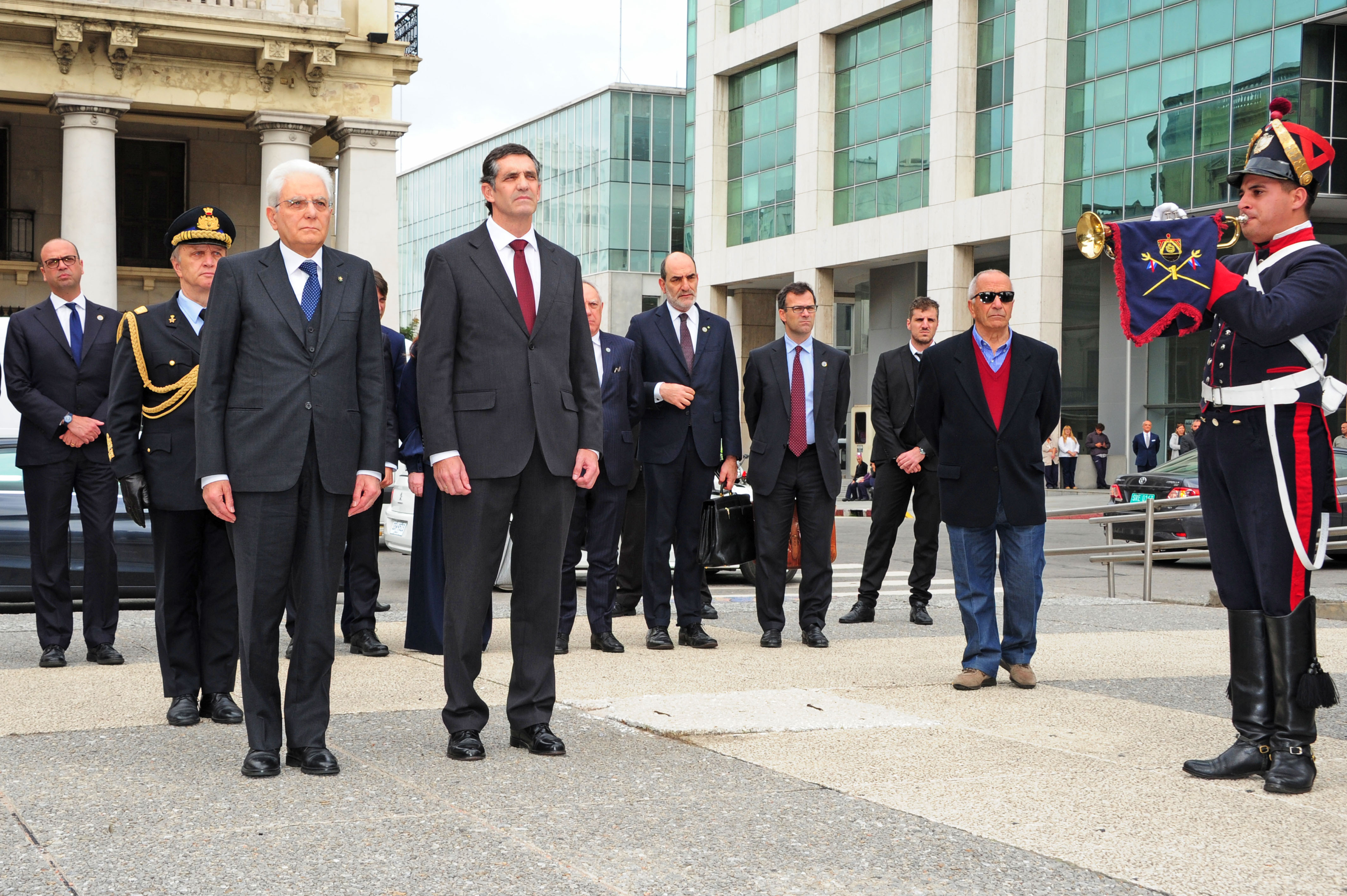 Presidente italiano, Sergio Mattarella, se dirige a colocar la ofrenda floral al pie del monumento del general José Gervasio Artigas