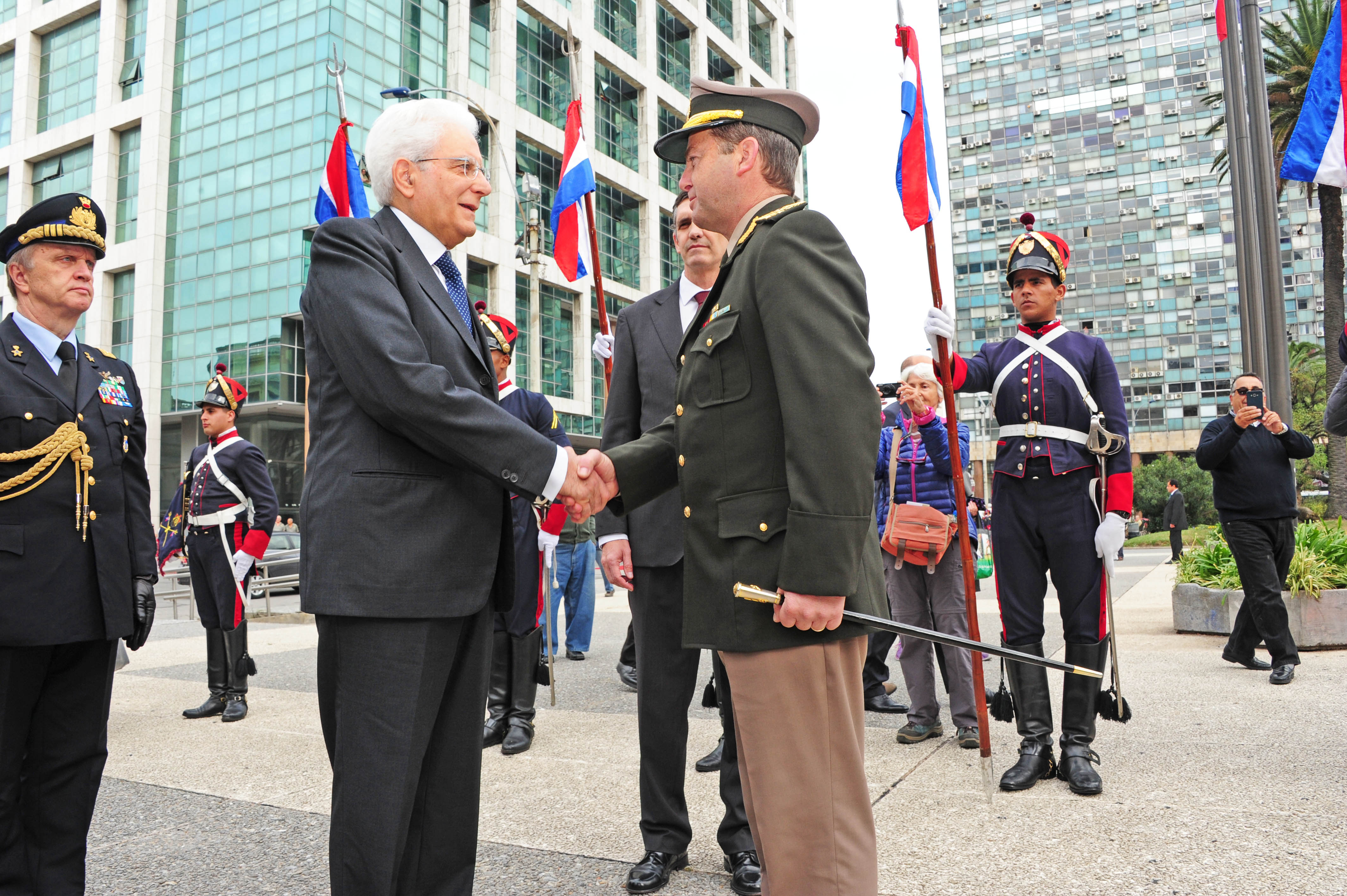 Presidente italiano, Sergio Mattarella, saluda al jefe de Casa Militar, general Alfredo Erramún