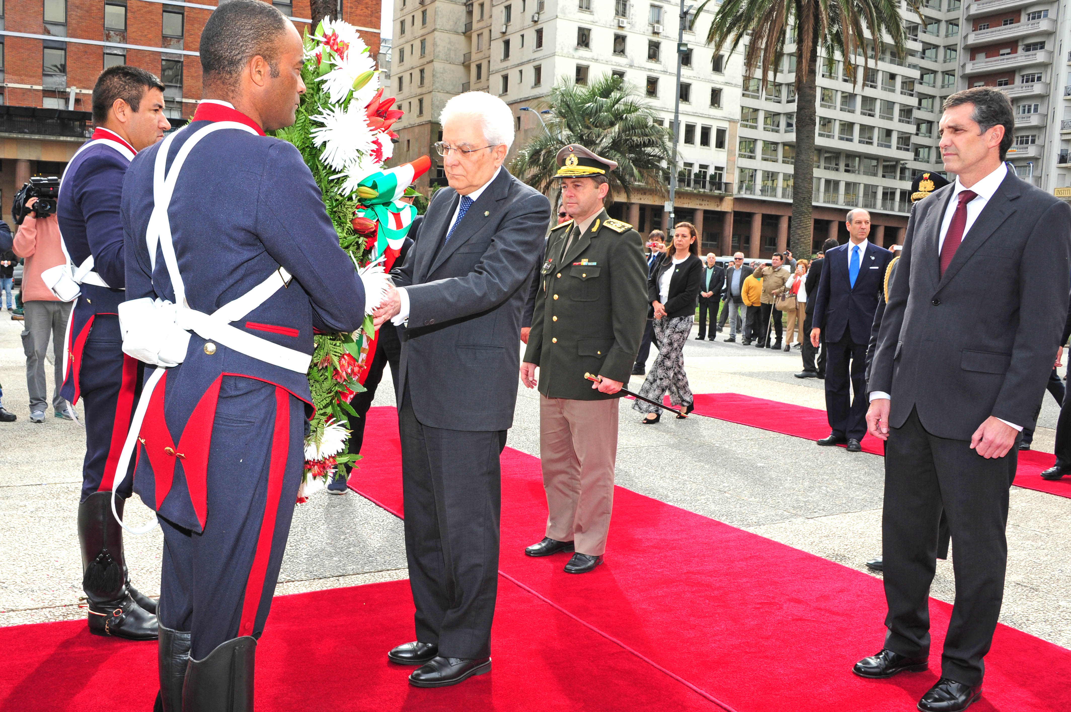 Presidente italiano, Sergio Mattarella, coloca la ofrenda floral al pie del monumento del general José Gervasio Artigas
