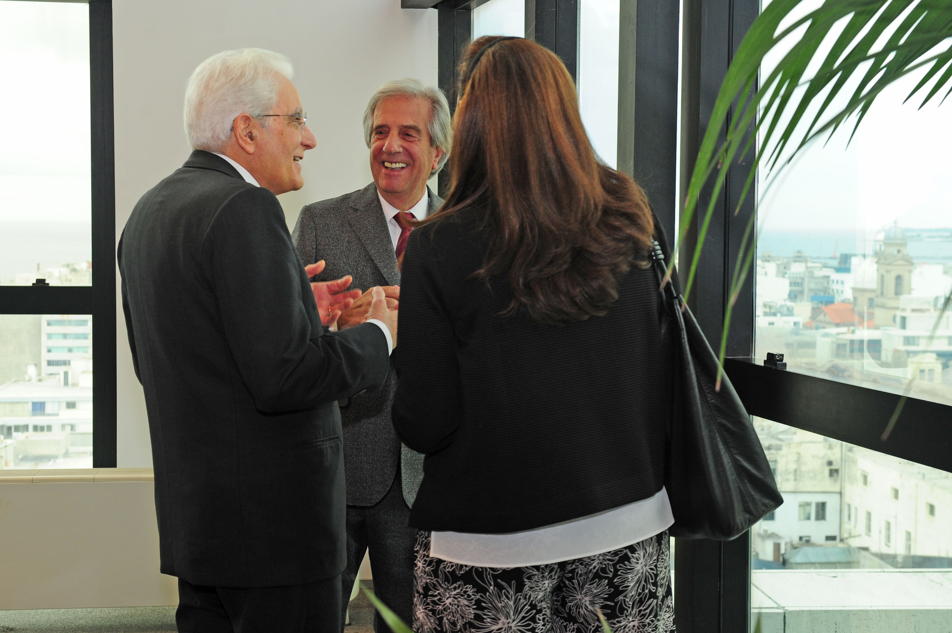 Vázquez y Mattarella contemplan la vista de la ciudad de Montevideo
