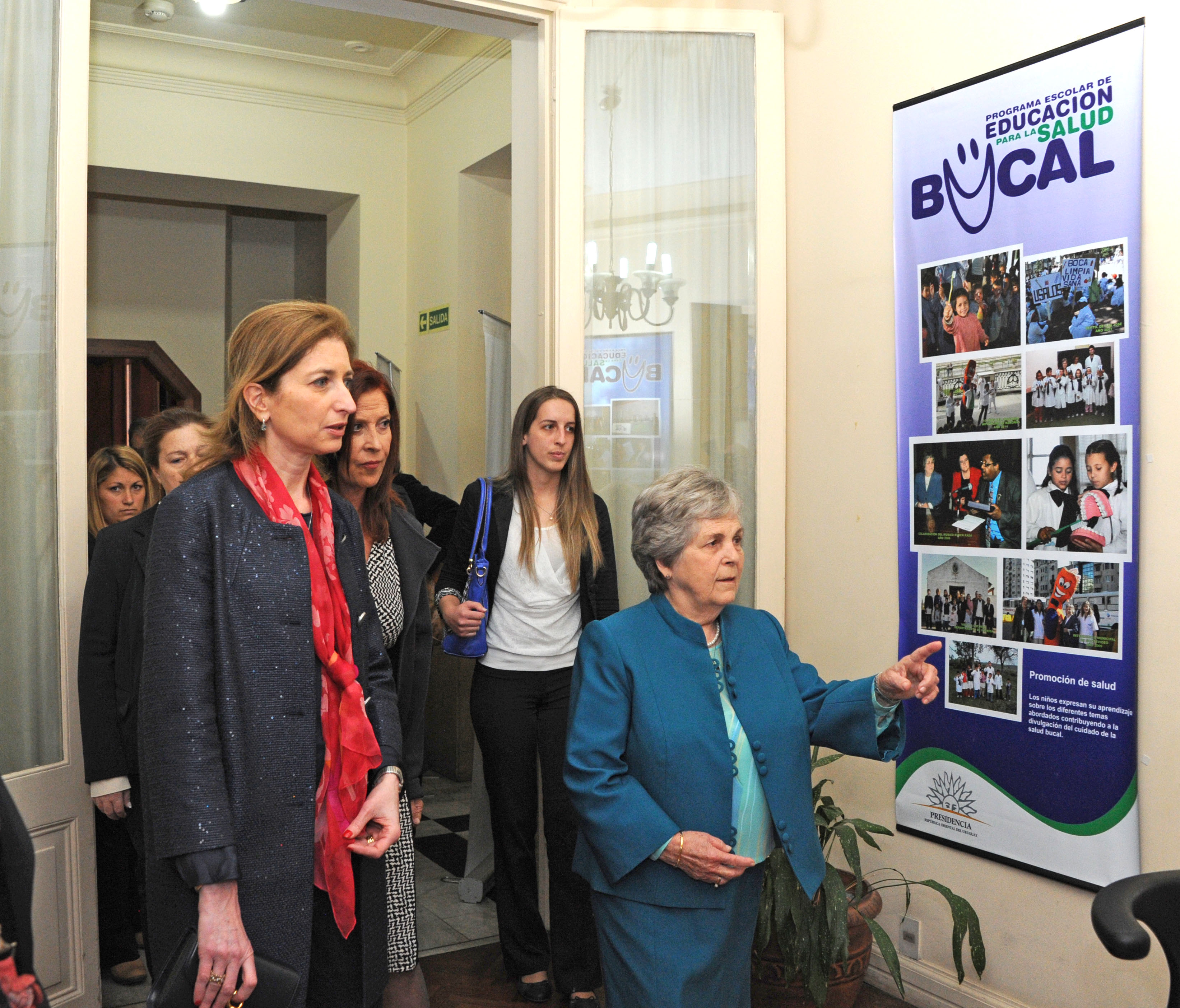 María Auxiliadora Delgado de Vázquez le presenta el Programa Escolar para la Salud Bucal