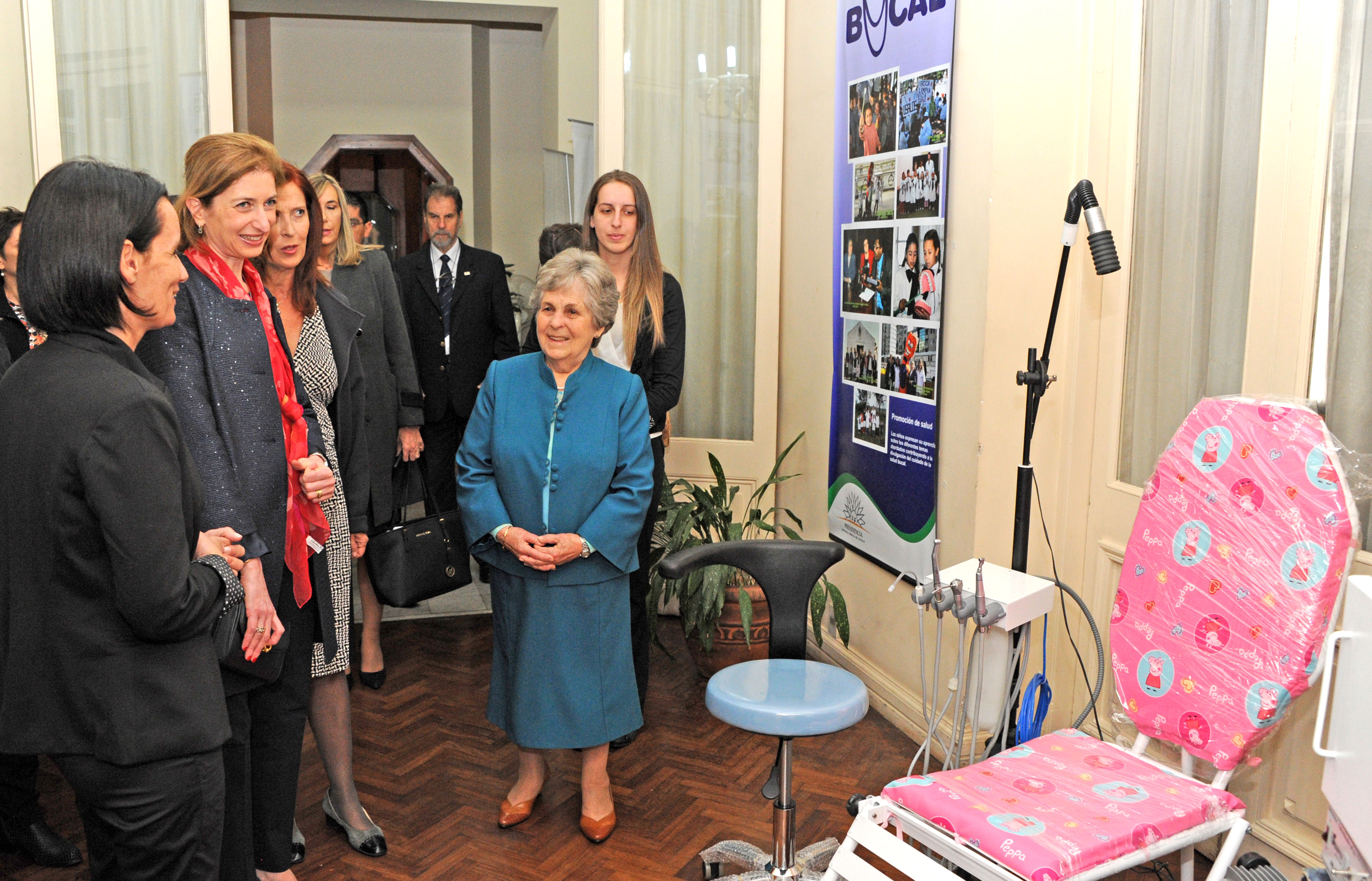 María Auxiliadora Delgado de Vázquez le presenta el Programa Escolar para la Salud Bucal