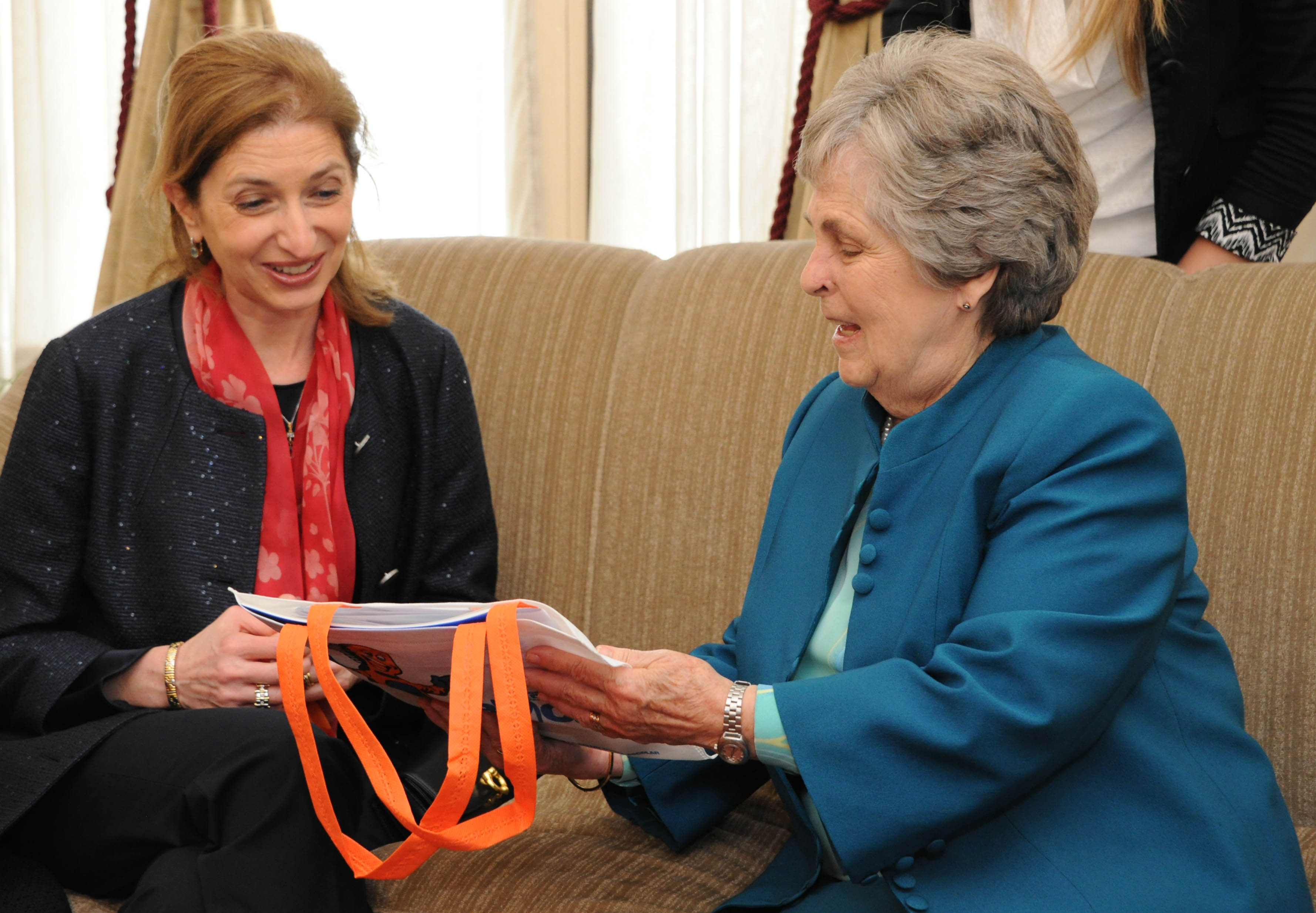 María Auxiliadora Delgado de Vázquez le presenta el Programa Escolar para la Salud Bucal