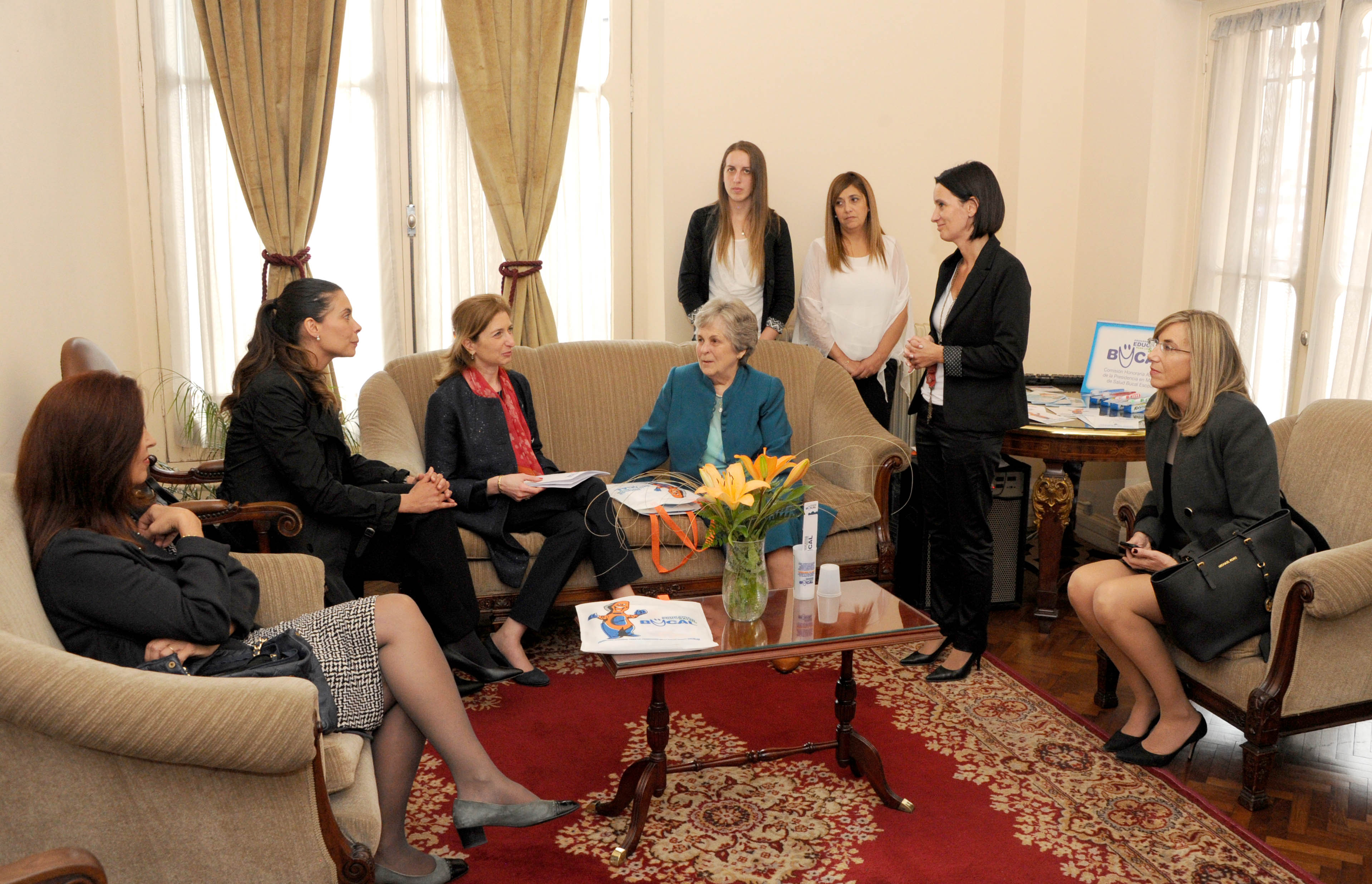 María Auxiliadora Delgado de Vázquez le presenta el Programa Escolar para la Salud Bucal